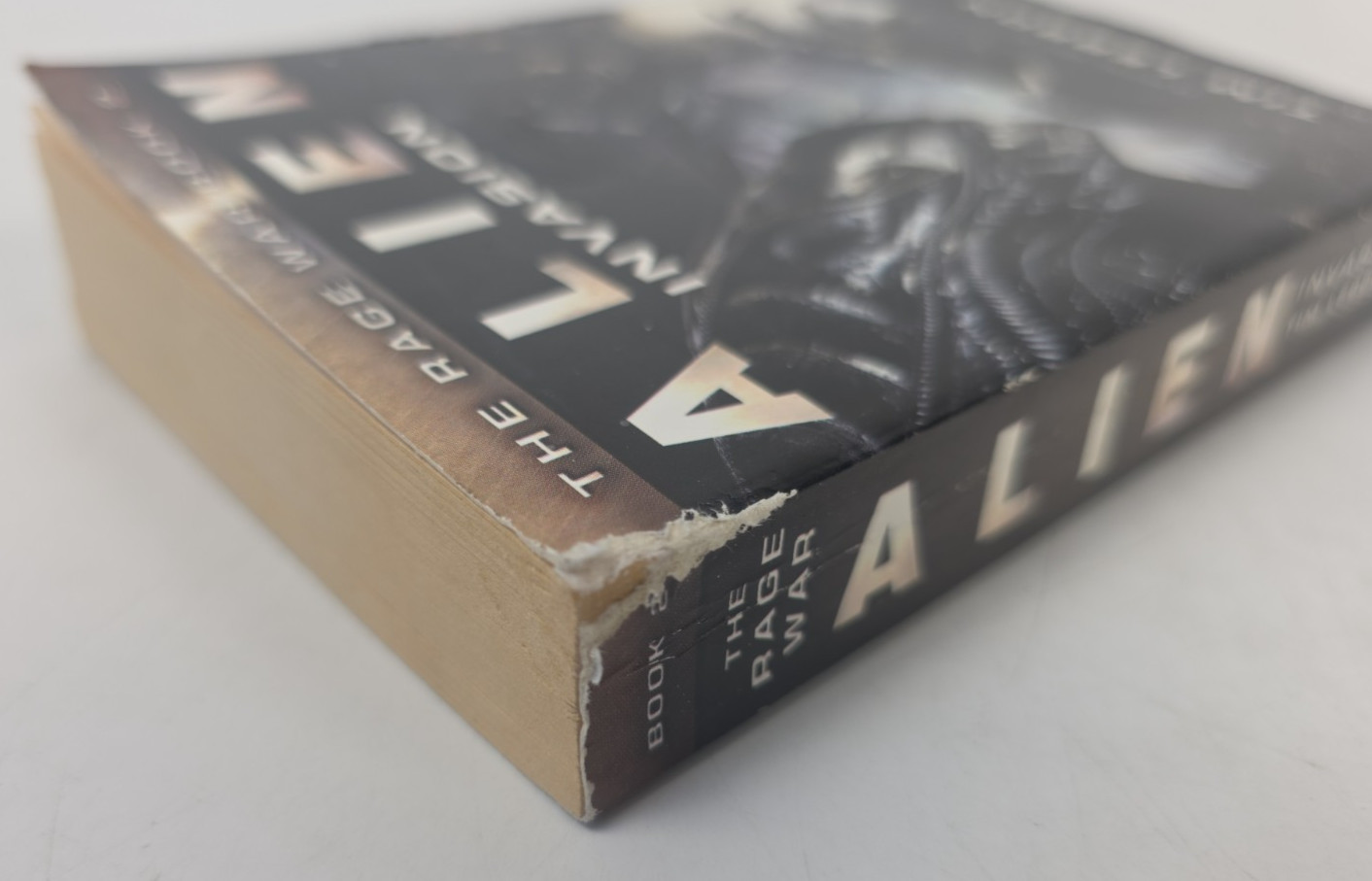 The Rage War 1-2: Predator Incursion & Alien Invasion by Tim Lebbon Titan Books