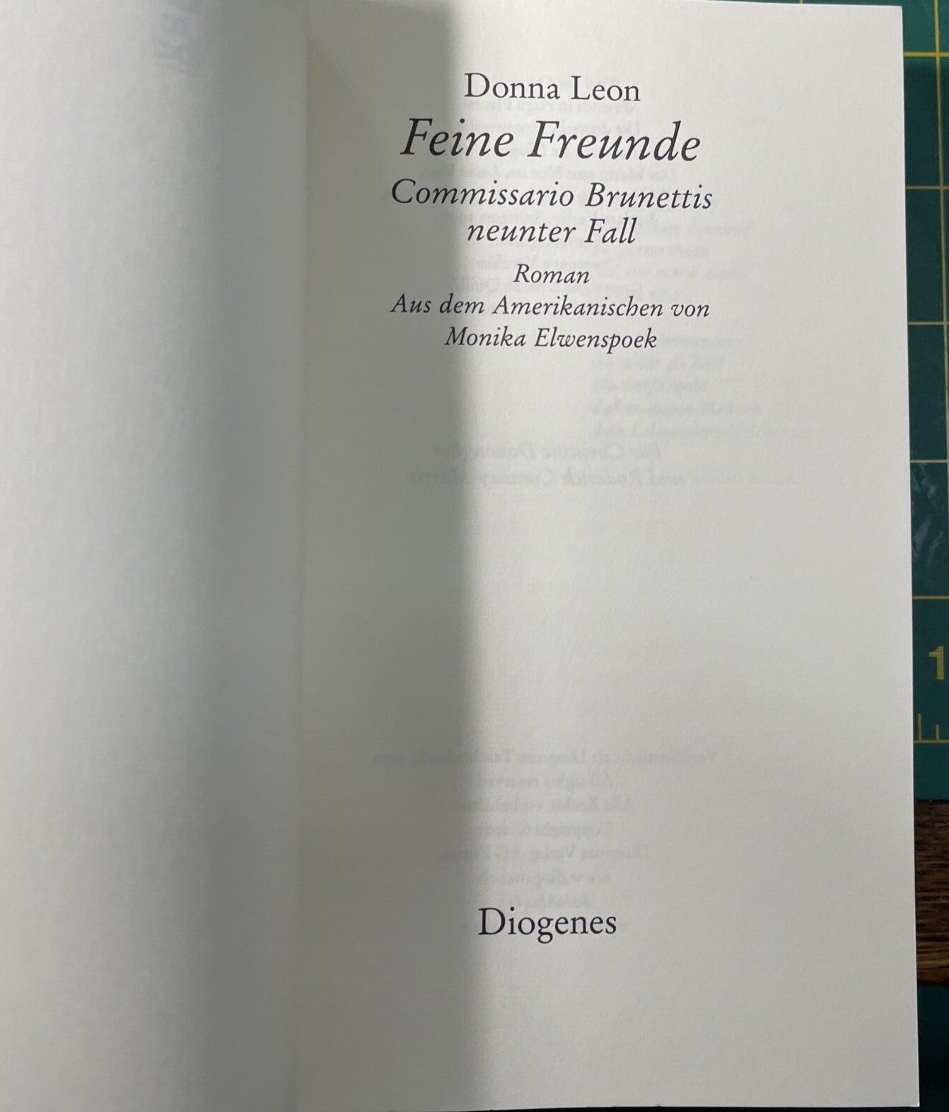 Feine Freunde, Donna Leon, Roman Diogenes, 2002. German PB.