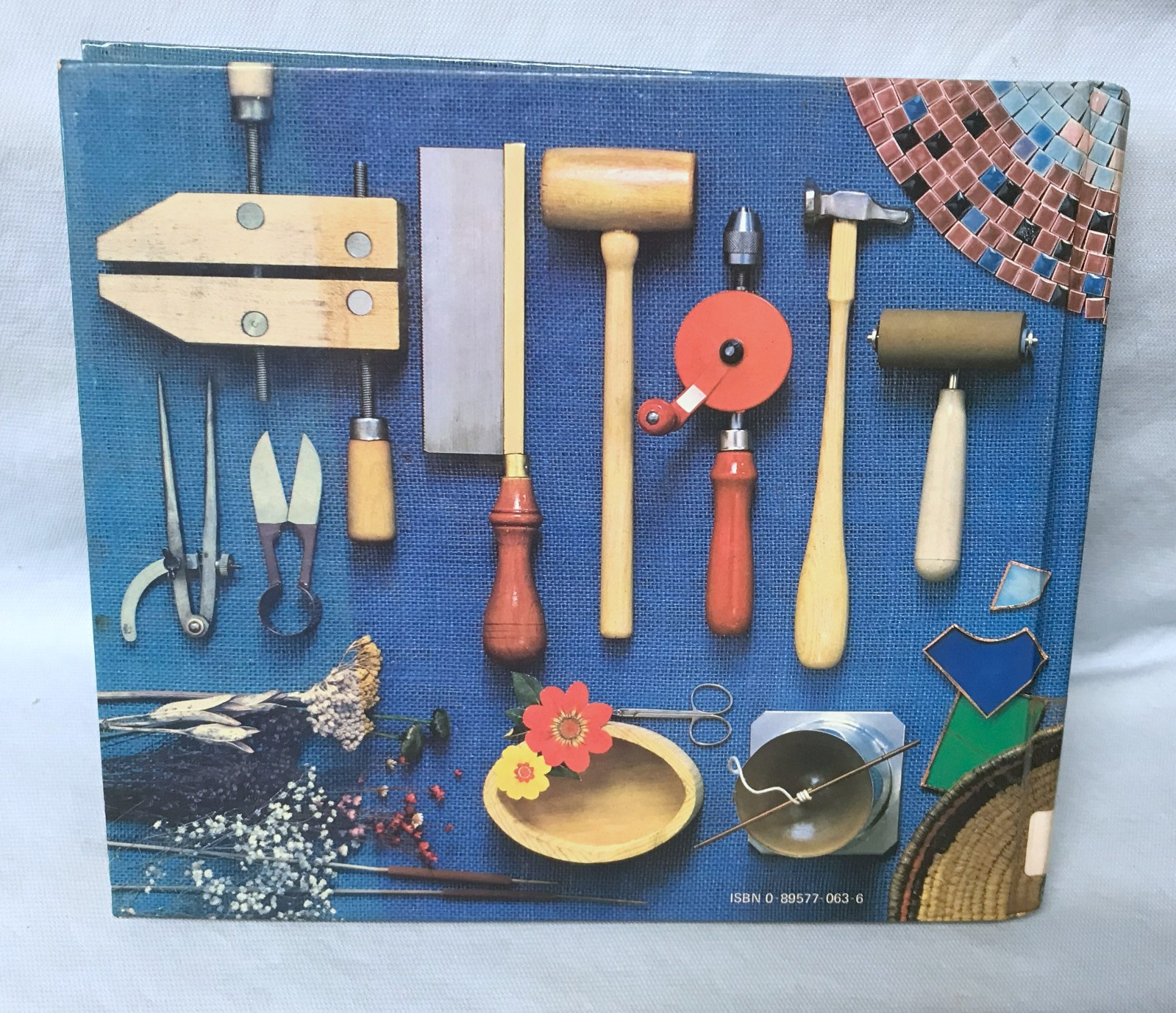 BOOK: ‘CRAFTS & HOBBIES’ Reader’s Digest 1979 Illustrated 456 pg Textbook (A1)