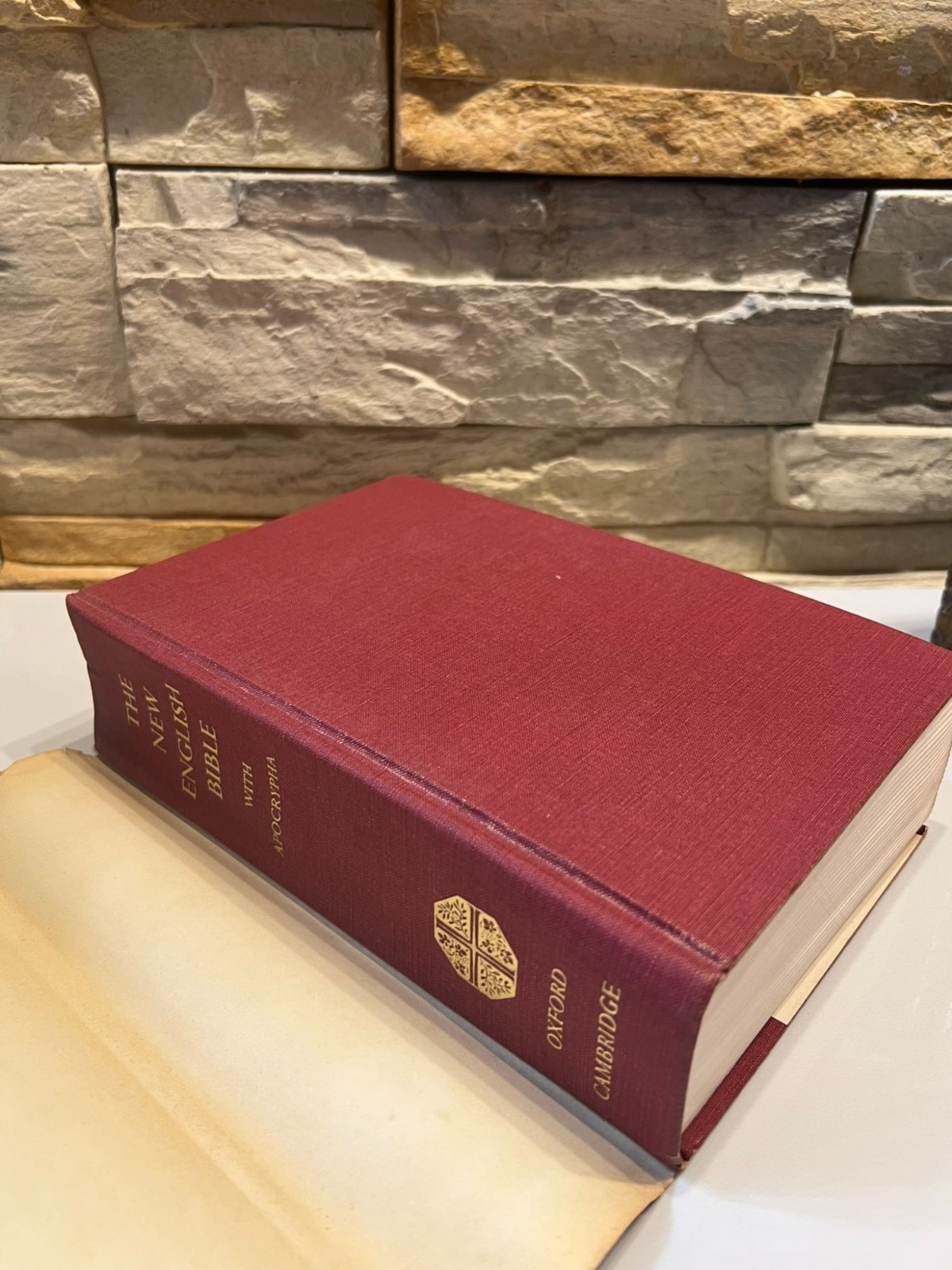 The New English Bible with the Apocrypha Oxford Cambridge 1970 Second Ed HCDJ