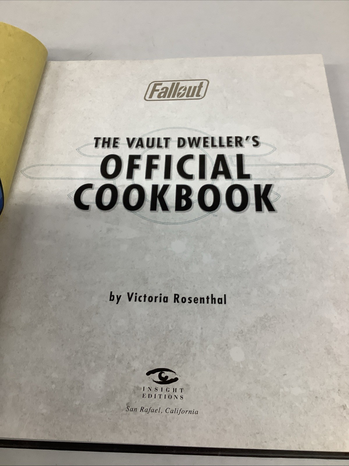 Fallout: the Vault Dweller’s Official Cookbook by Victoria Rosenthal (2018,…