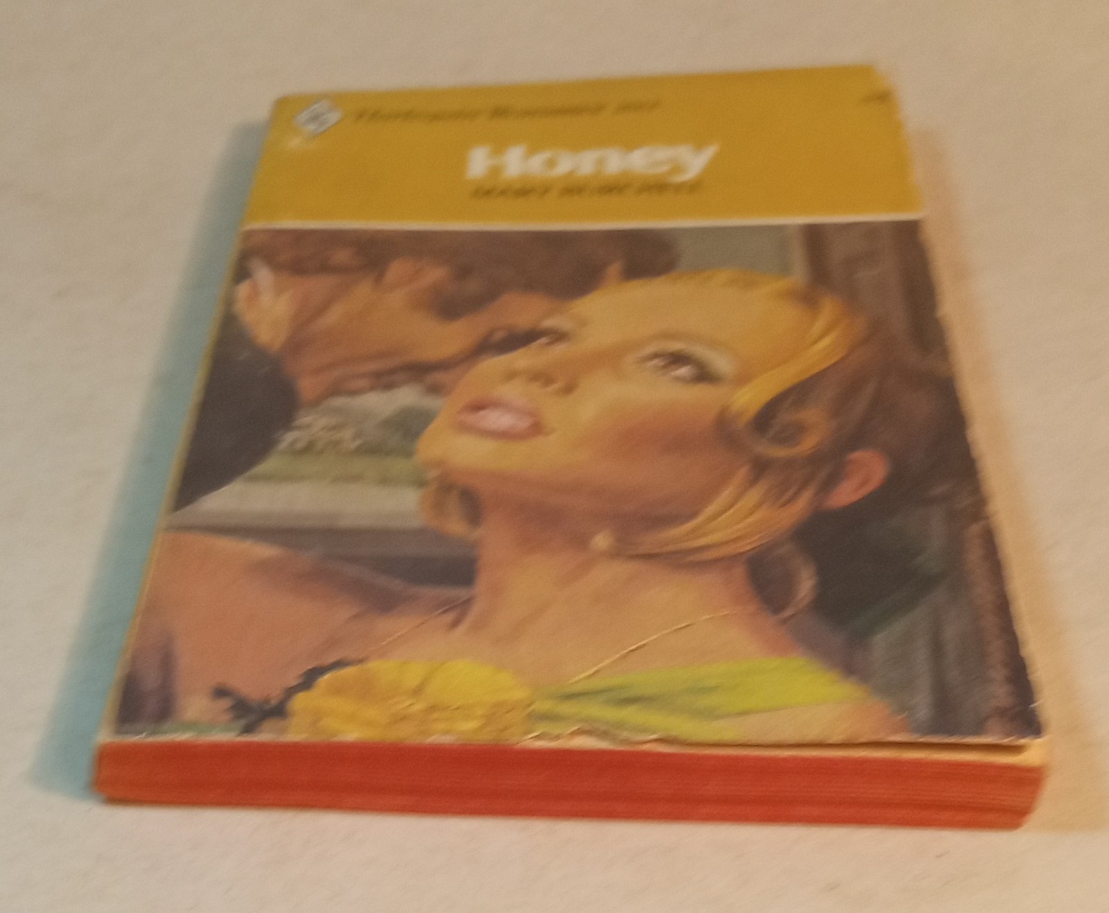 Vgt Harlequin Romance. (1977) “Honey” #2061. Mary Burcell. 164 Pages