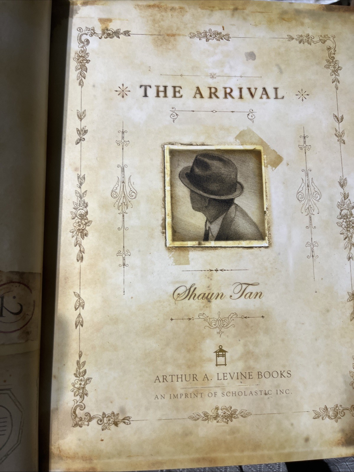 Shaun Tan The Arrival Stated First Edition HC Arthur A Levine Graphic Novel