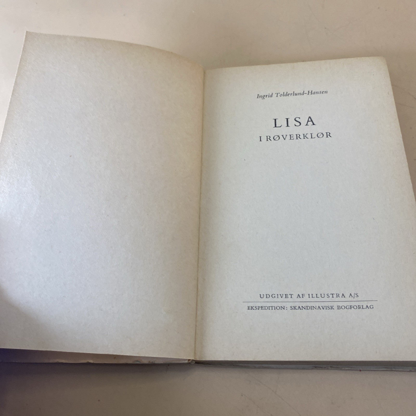 Lisa i Røverklør / 1960s Vintage book By Ingrid Tolderlund-Hansen in Swedish/