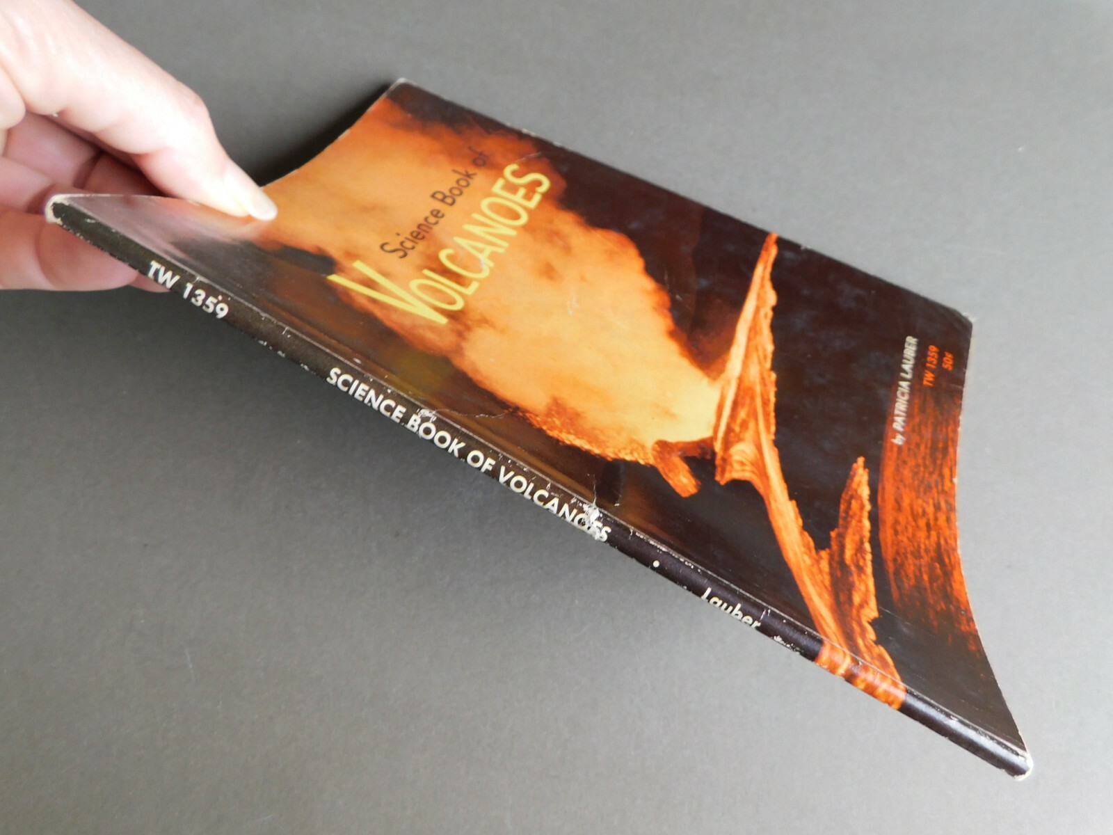 Science Book of Volcanoes – Patricia Lauber – 1969 Scholastic TW1359