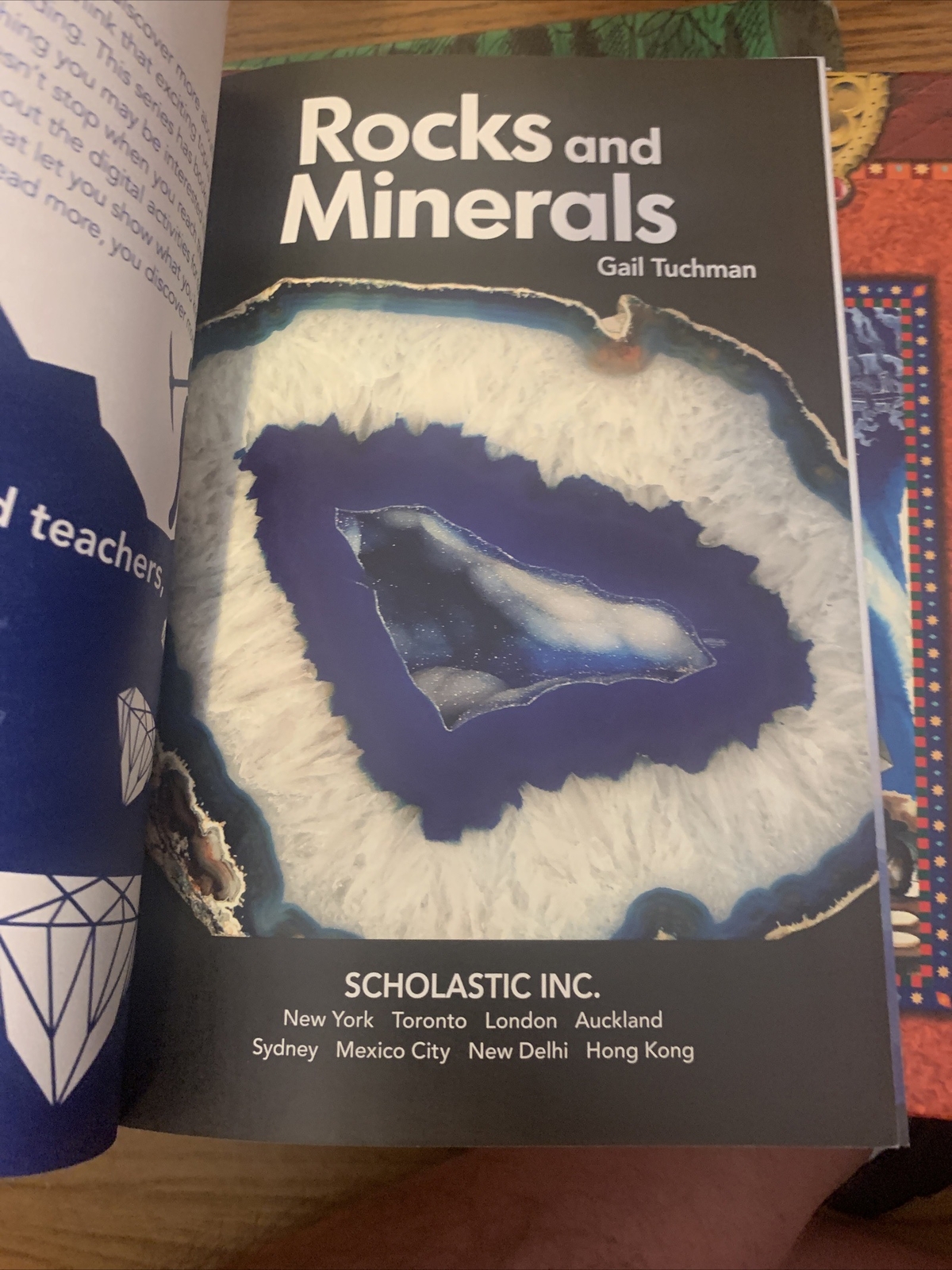 Scholastic Discover More Reader, Level 2 Ser.: Rocks and Minerals by Gail…