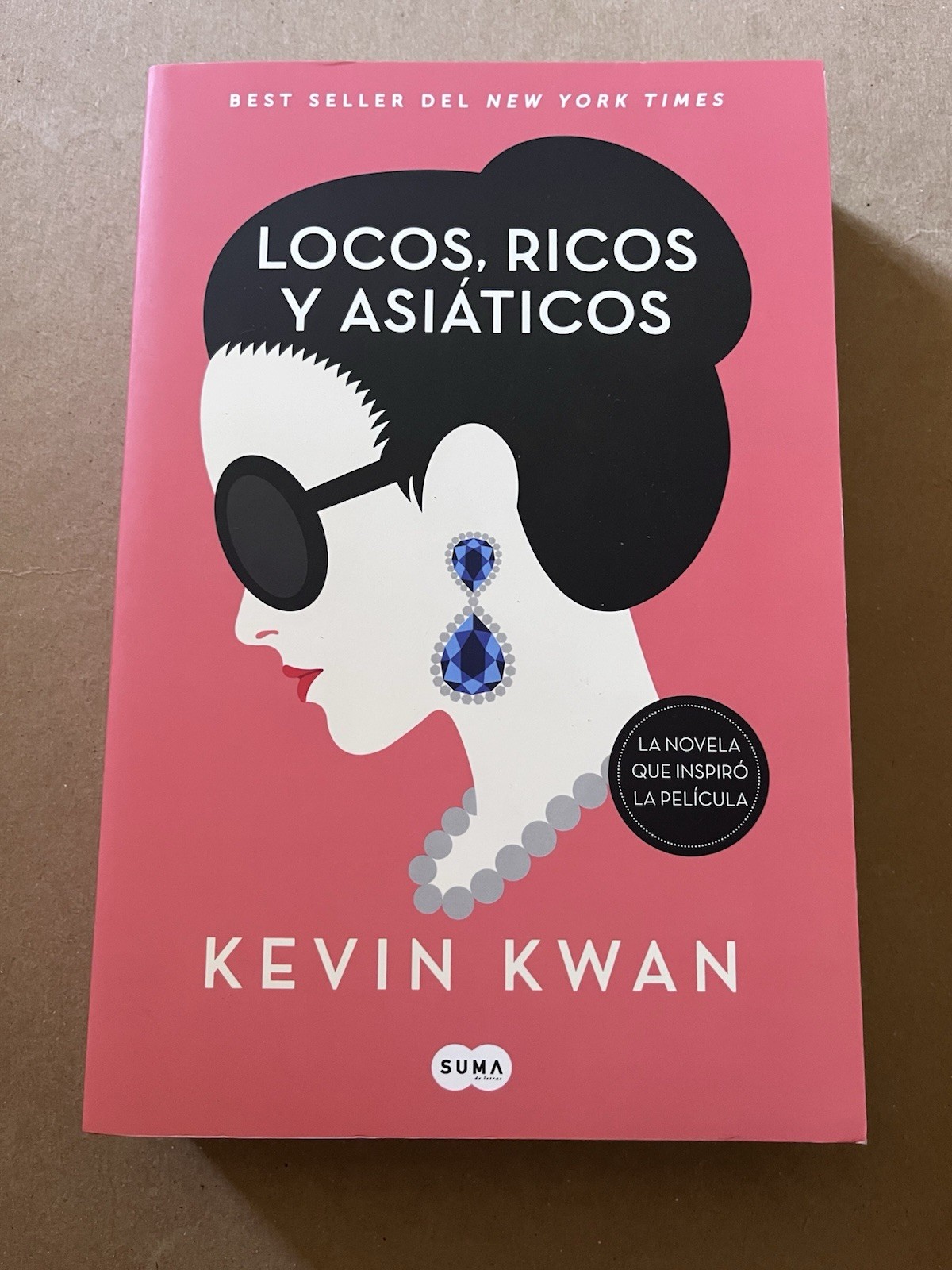 LOCOS, RICOS Y ASIATICOS (CRAZY RICH ASIANS) by Kevin Kwan 2018 SIGNED paperback