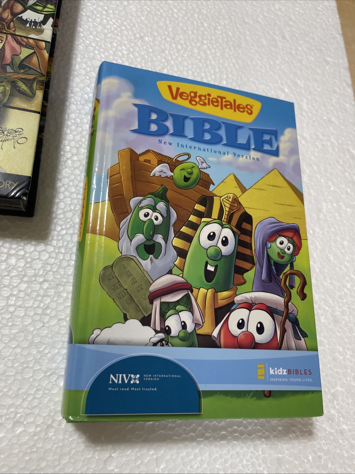 HC VeggieTales Bible by Zondervan & The Action Bible ( illust; Sergio Cariello)