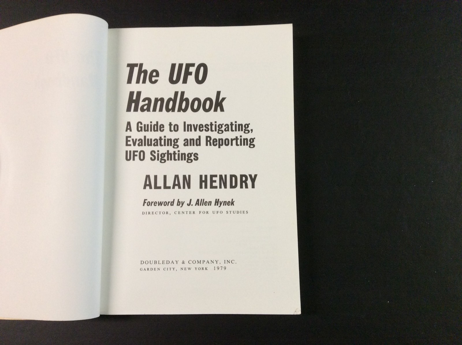 The UFO Handbook by Allan Hendry Paperback 1979 297 pages (Very Good)