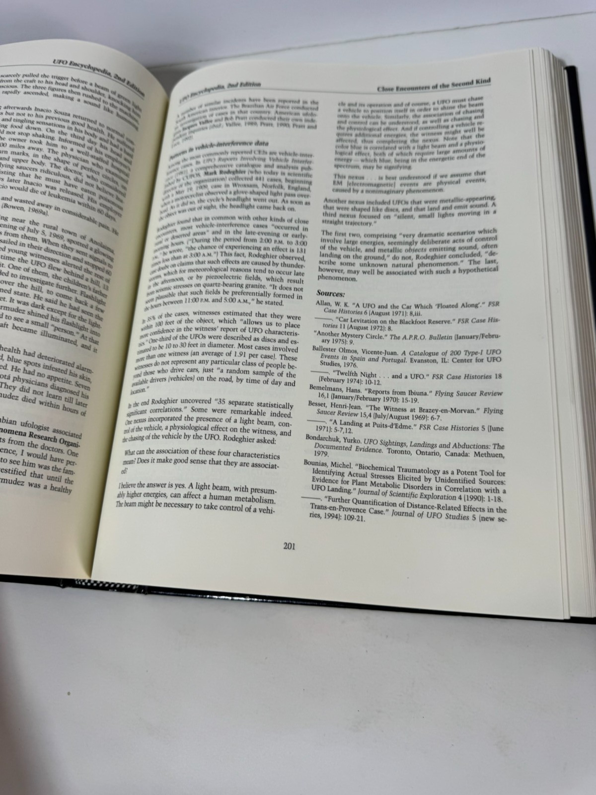 The UFO Encyclopedia The Phenomenon from the Beginning Volume 1 Jerome Clark