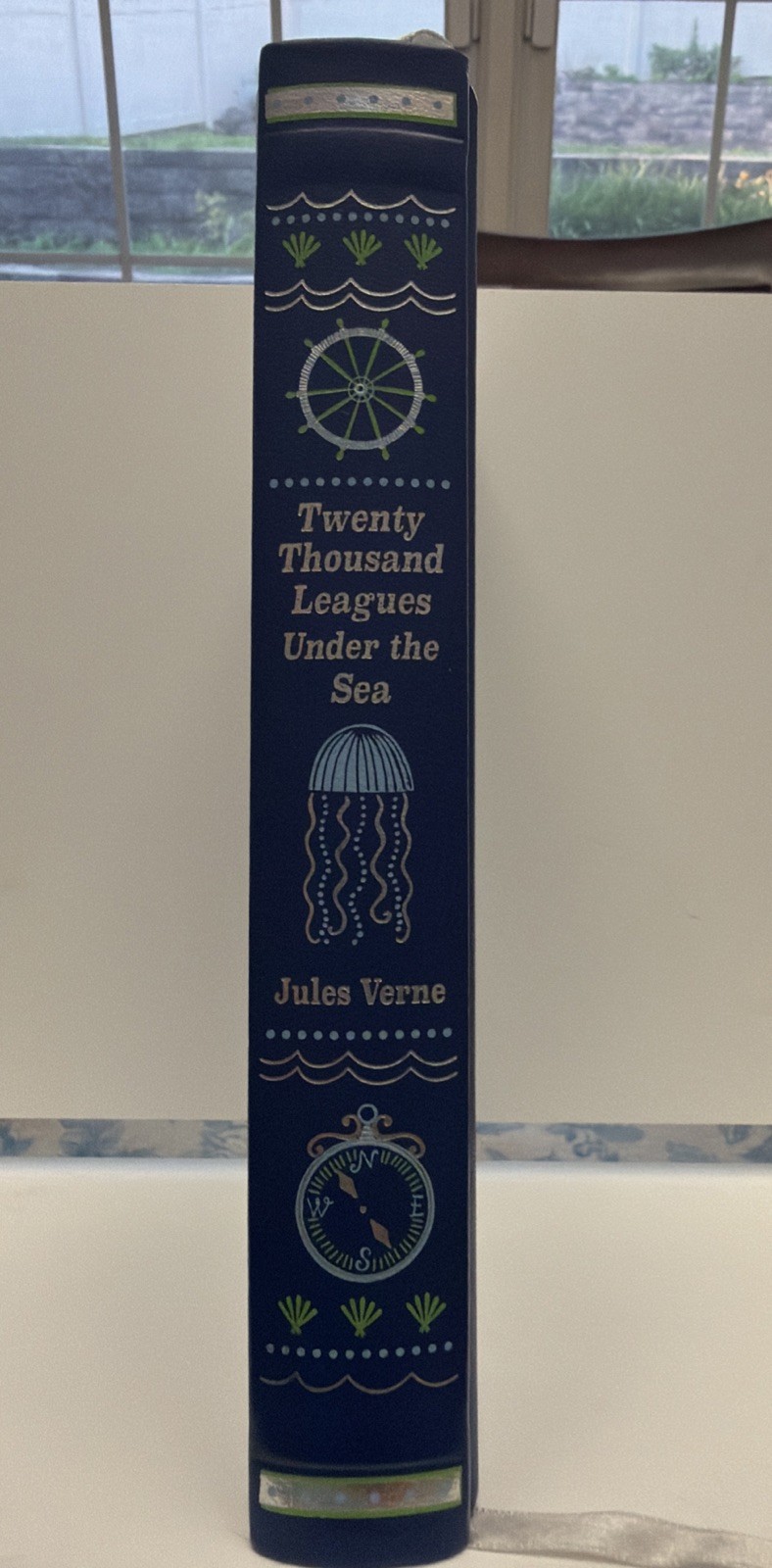 Twenty Thousand Leagues Under the Sea (Barnes & Noble Children’s Leatherboun…