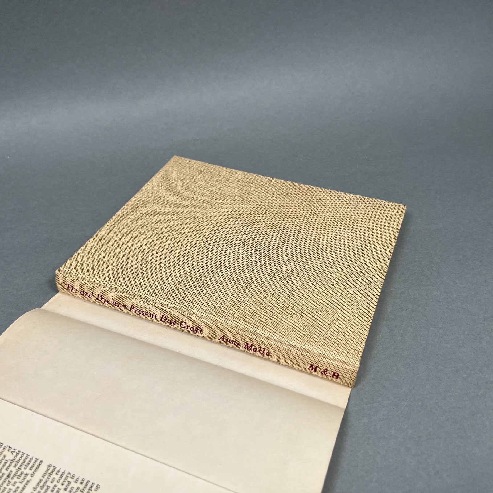 TIE AND DYE AS A PRESENT DAY CRAFT ANNE MAILE 4TH PRINTING 1969 DUST JACKET VGC