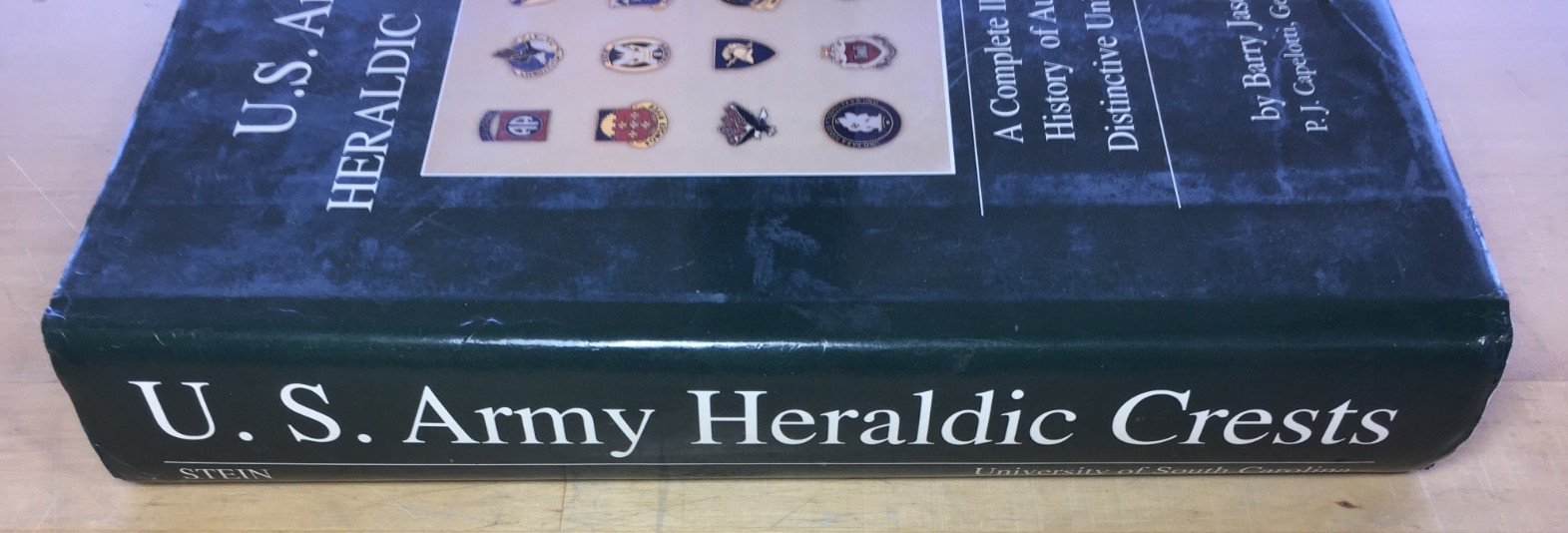 U.S. Army Heraldic Crests: A Complete Illustrated History of Authorized Dist….
