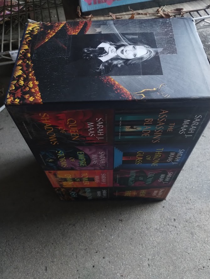 Throne of Glass Hardcover Box Set by Sarah J. Maas (2023, Hardcover