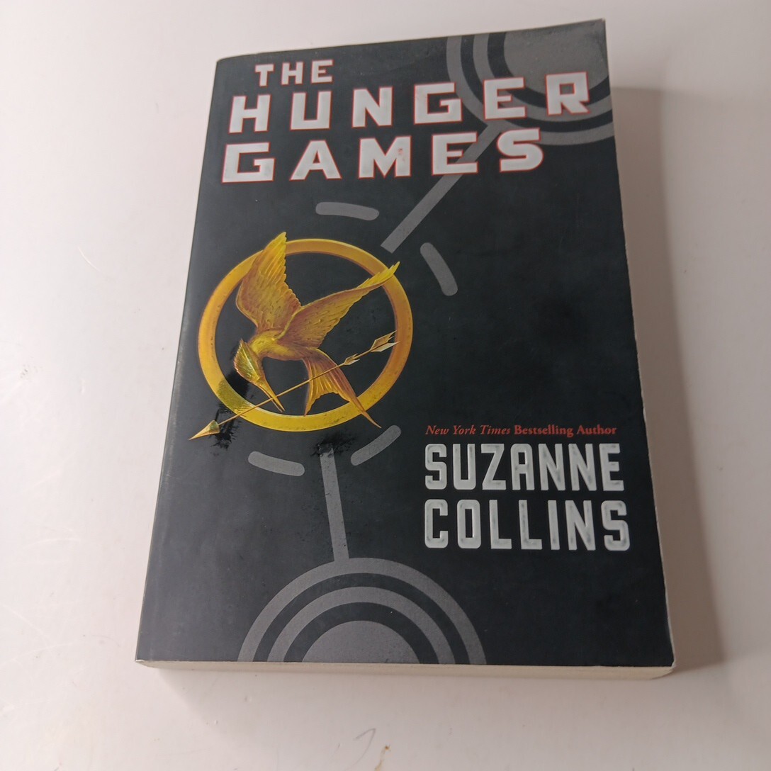 The Hunger Games (Book 1) + Guide To The Hunger Games + DVD