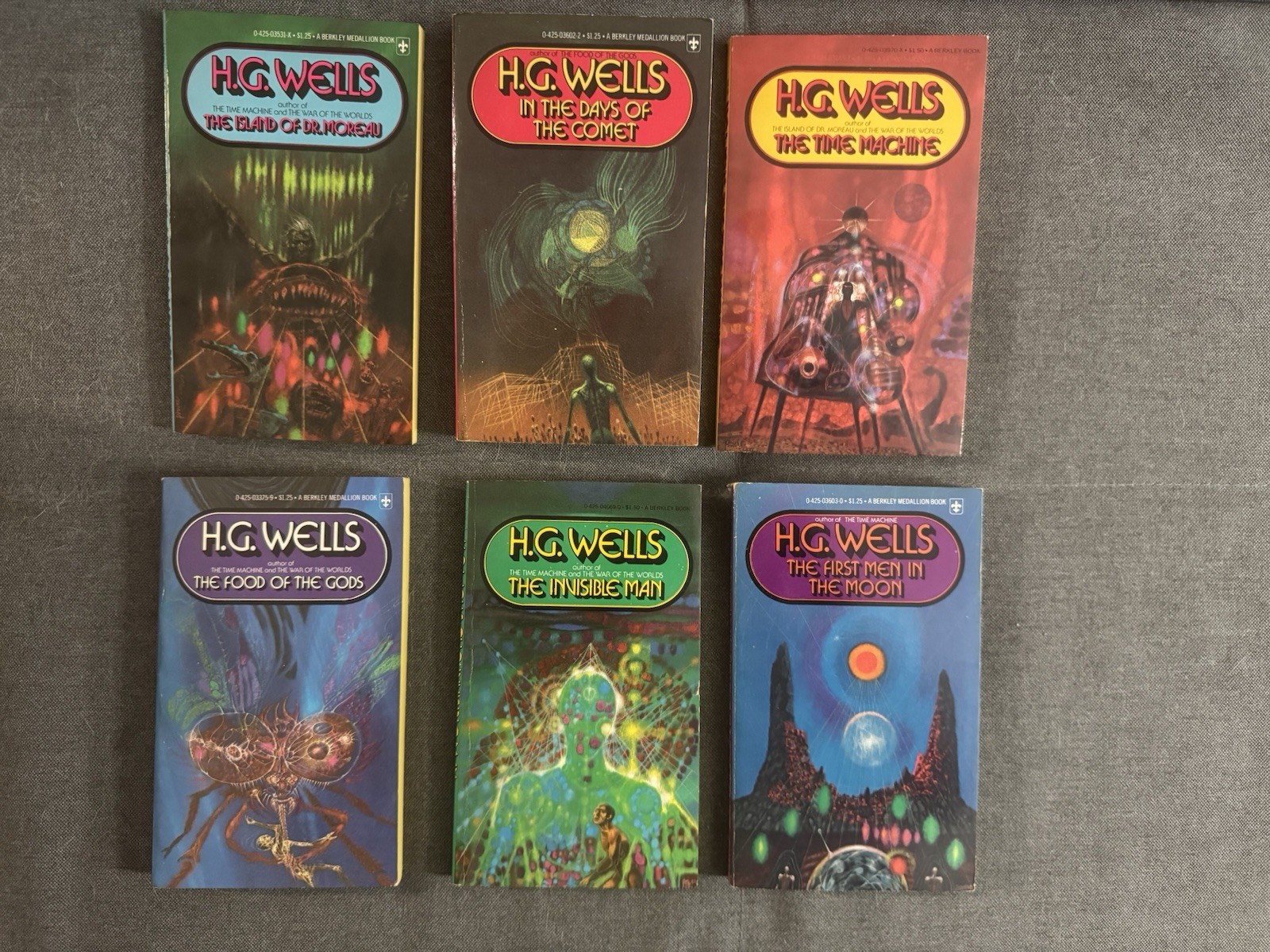 Six Book HG Wells Berkley Books Richard Powers Cover Art Lot