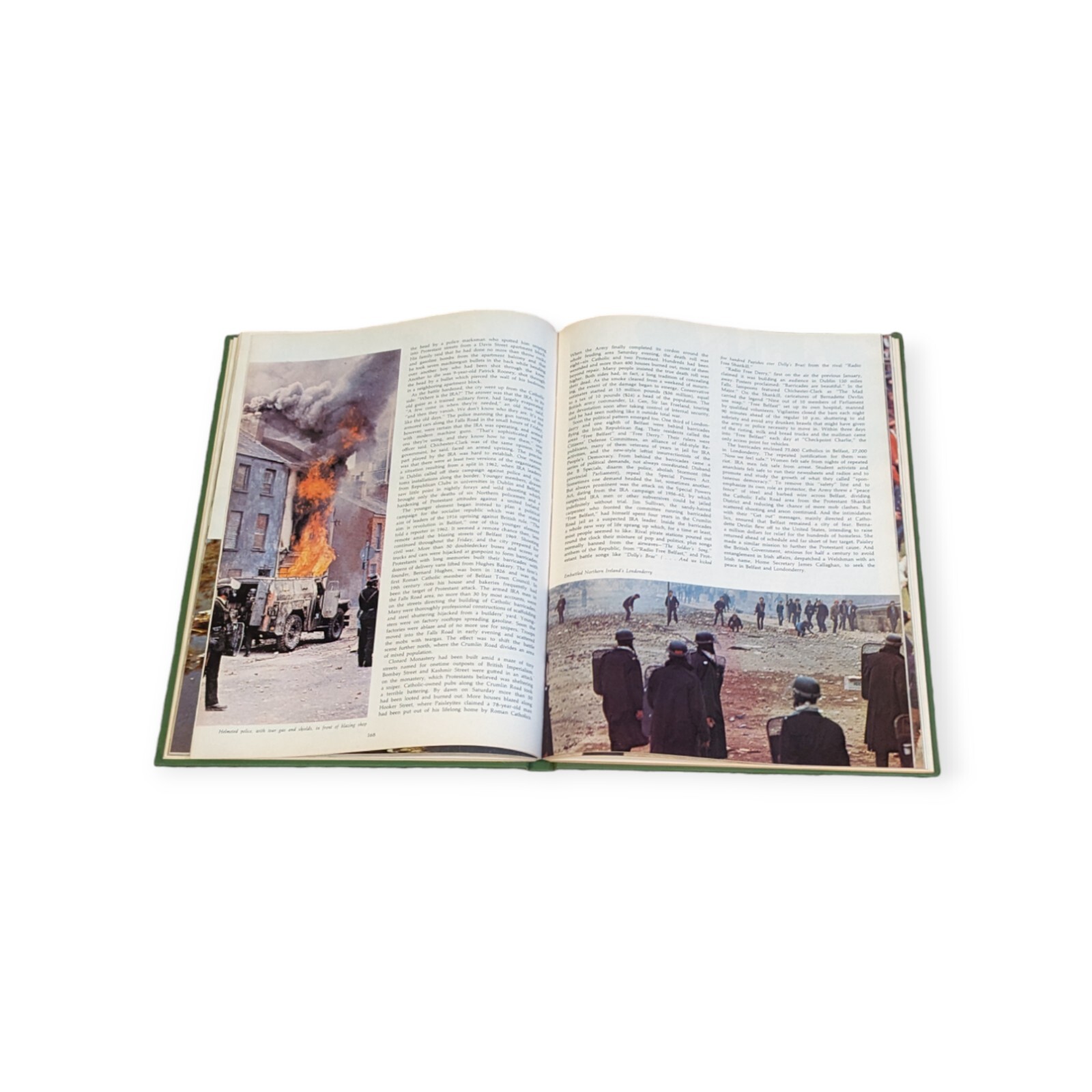 The World In 1964 – 1977 History As We Lived It by The Associated Press HC NICE