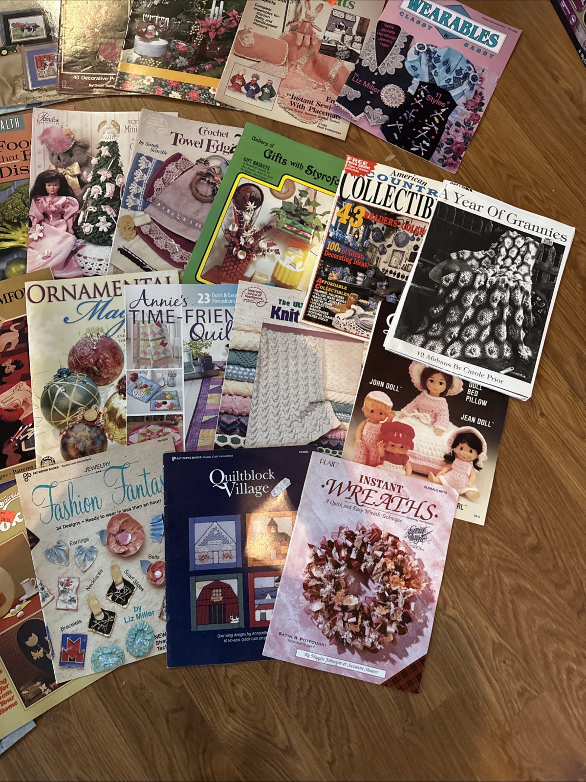 Huge Lot of 41 Arts & Craft Leaflets/Booklets/Mixed Variety of Crafting & Stitch