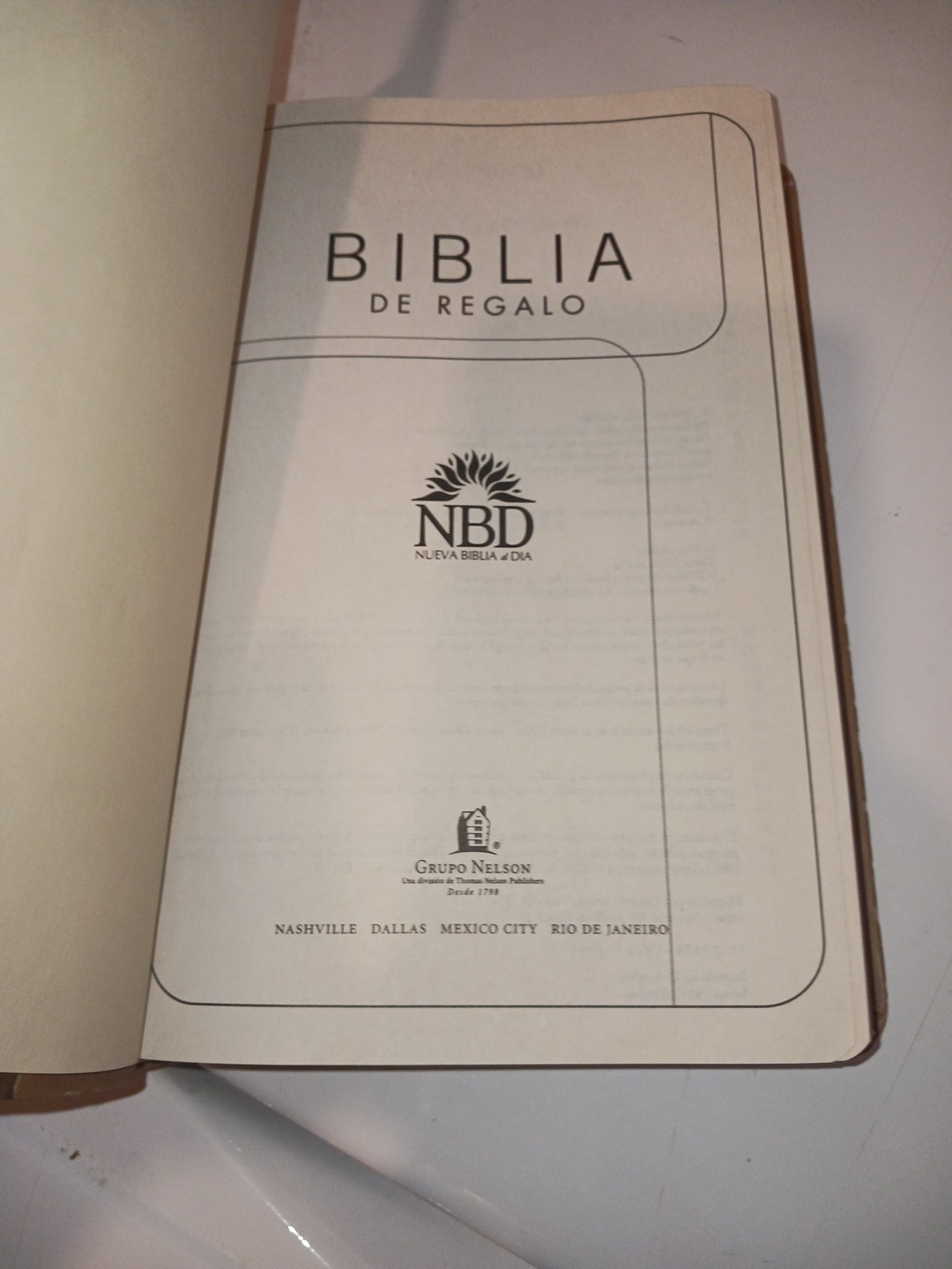 Biblia de Regalo N.B.D. Grupo Nelson Publishers 2008 Tan Soft Spanish Bible NBD