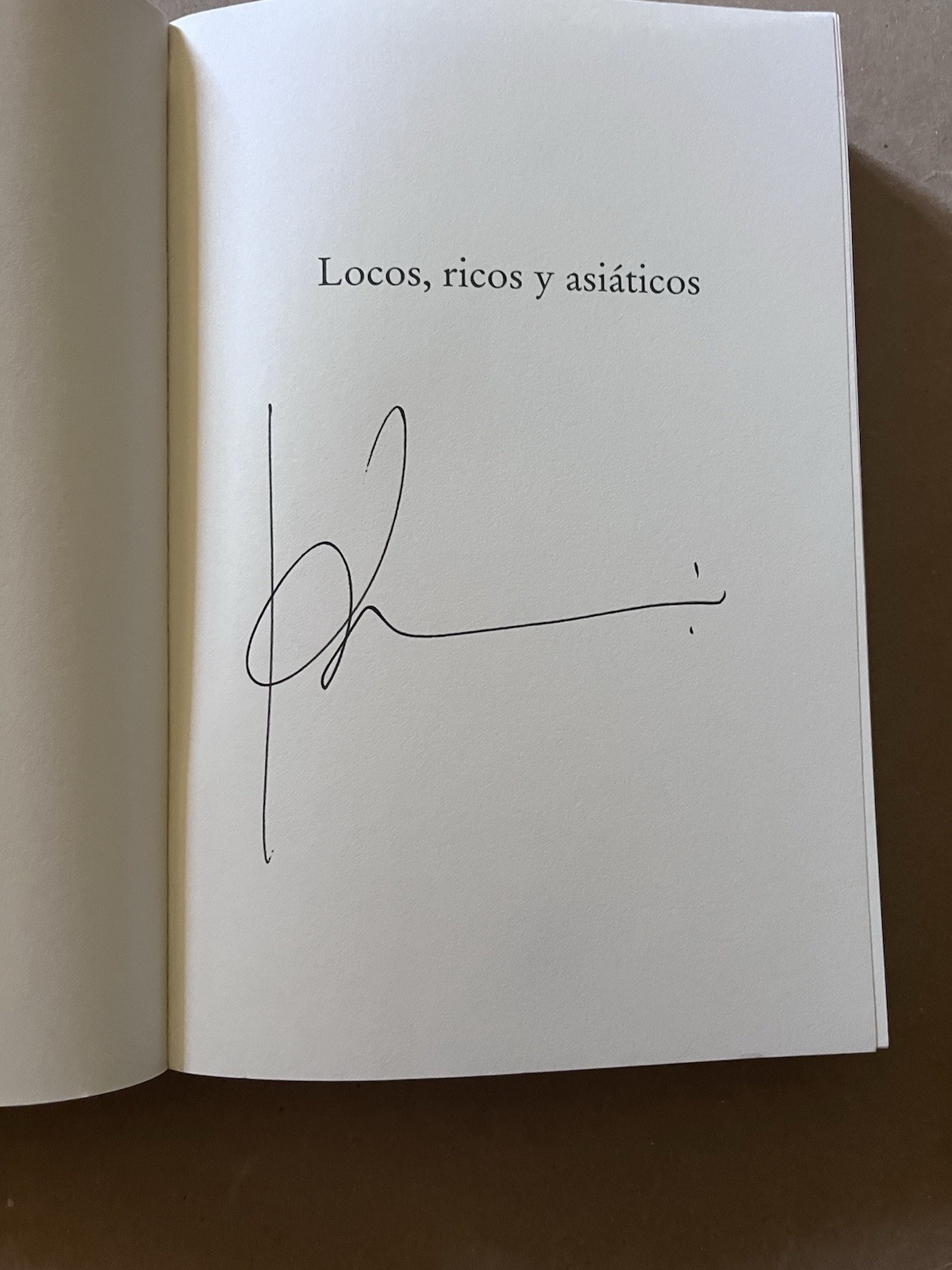 LOCOS, RICOS Y ASIATICOS (CRAZY RICH ASIANS) by Kevin Kwan 2018 SIGNED paperback