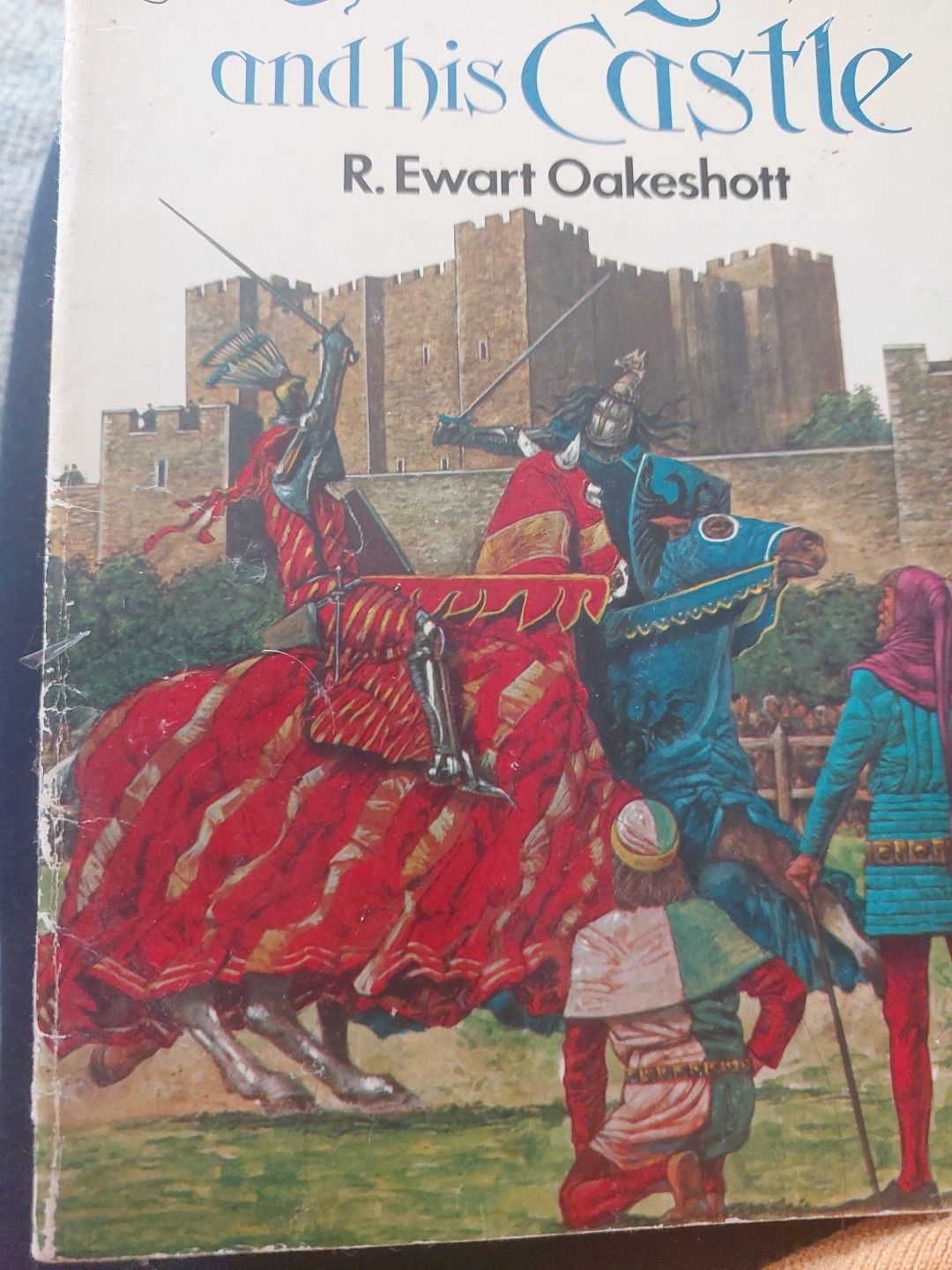 A Knight and His Castle (Beaver Books) By R Ewart Oakeshott PAPERBACK