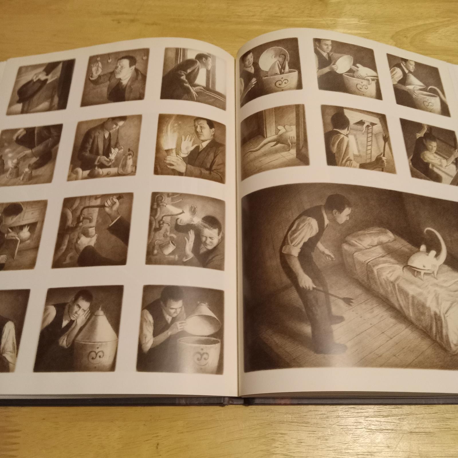 Shaun Tan The Arrival 2007 Arthur A Levine 1st 4to HC VG+