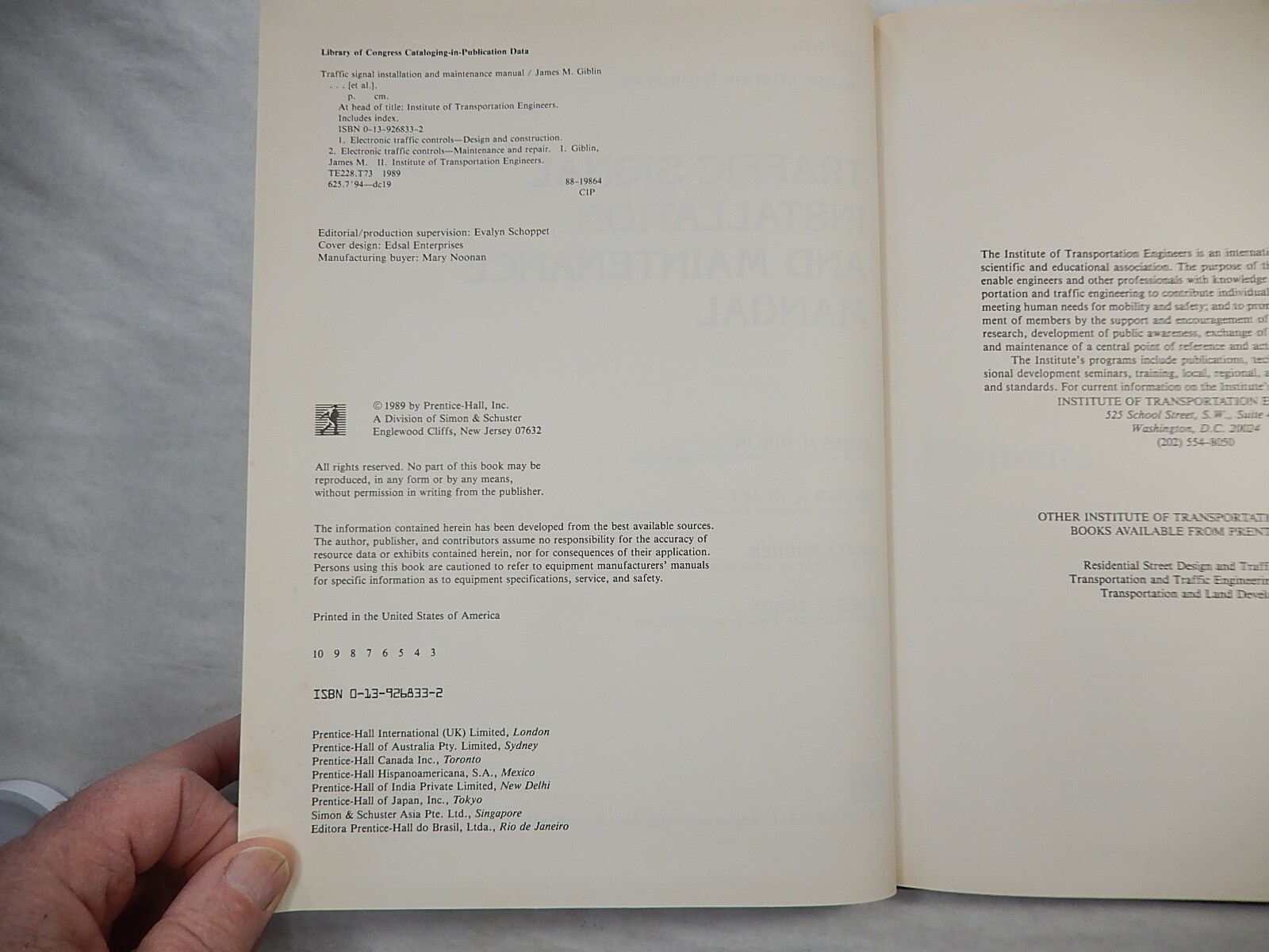 Traffic Signal Installation and Maintenance Manual by James M. Giblin, 1989