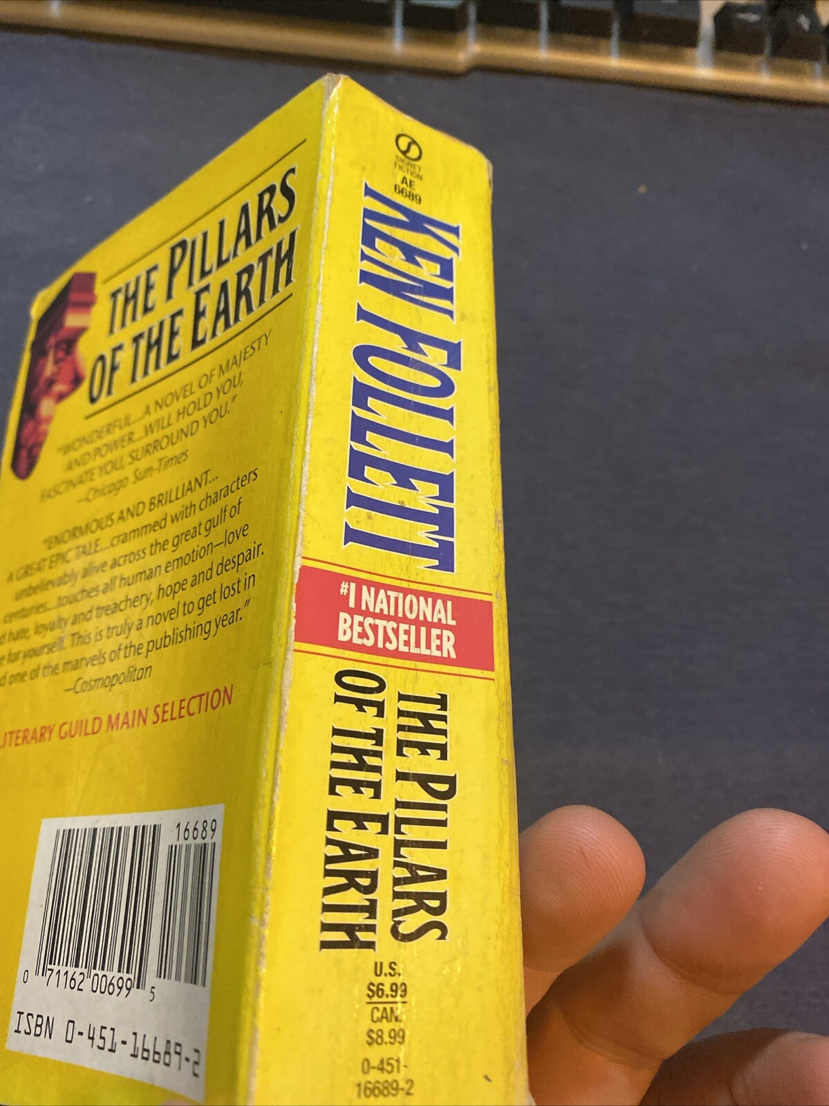 Pillars of the Earth : A Novel by Ken Follett (1990, Mass Market)