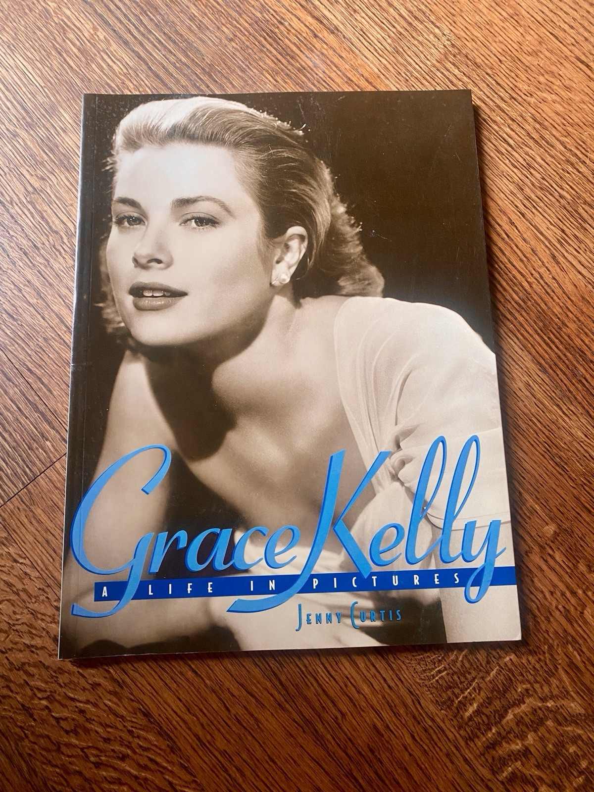 Grace Kelly: A Life in Pictures Illustrated Biography by Jenny Curtis
