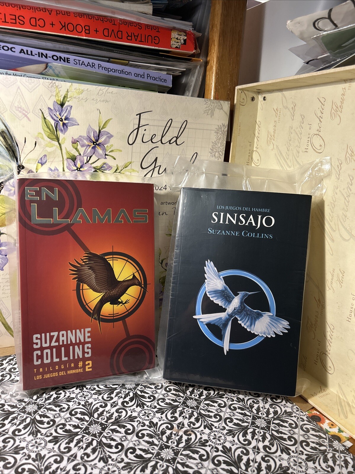 Sinsajo & En Llamas by Suzanne Collins Paperback Set 2 Books Spanish Edition