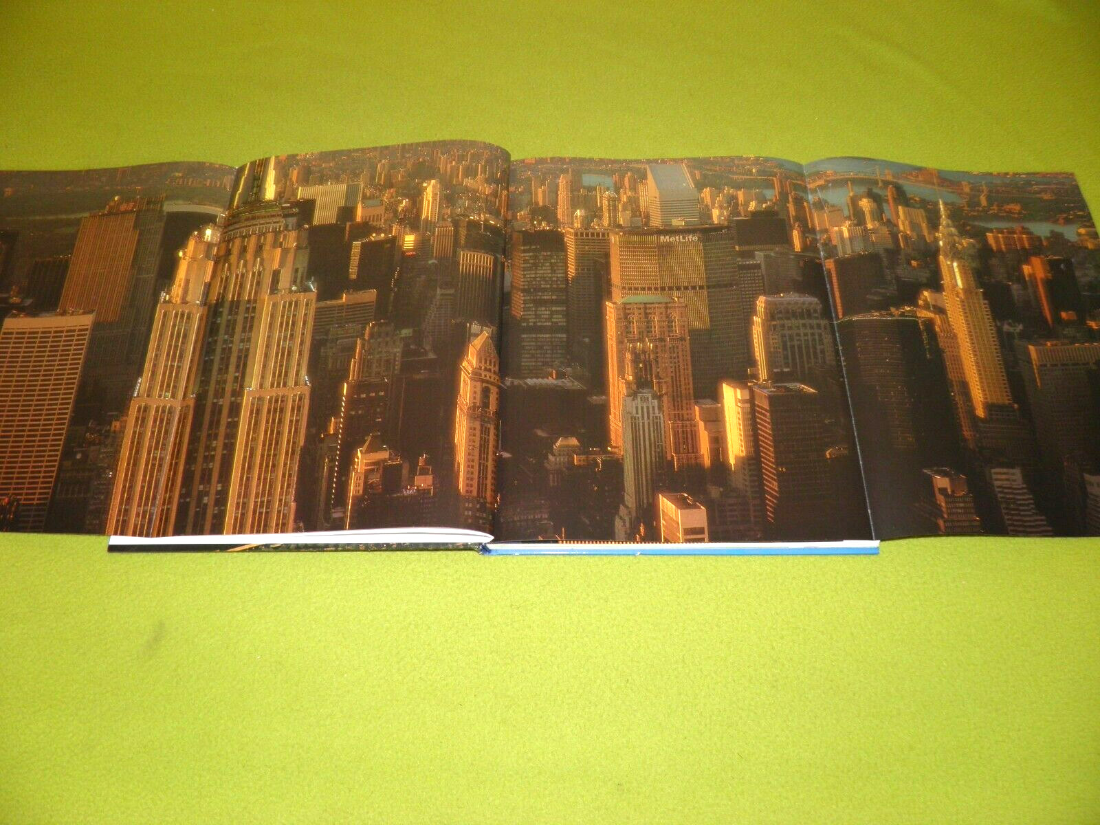 New York – Beautiful Photographs – 136 Pages 1997 USA Book Hardcover Twin Towers