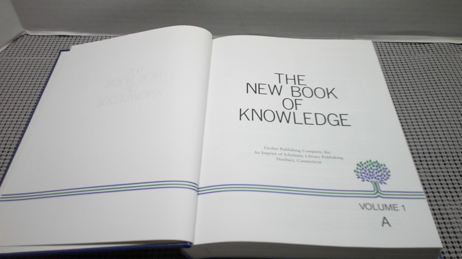 The New Book of Knowledge Vol 1 / A Encyclopedia Grolier 2003