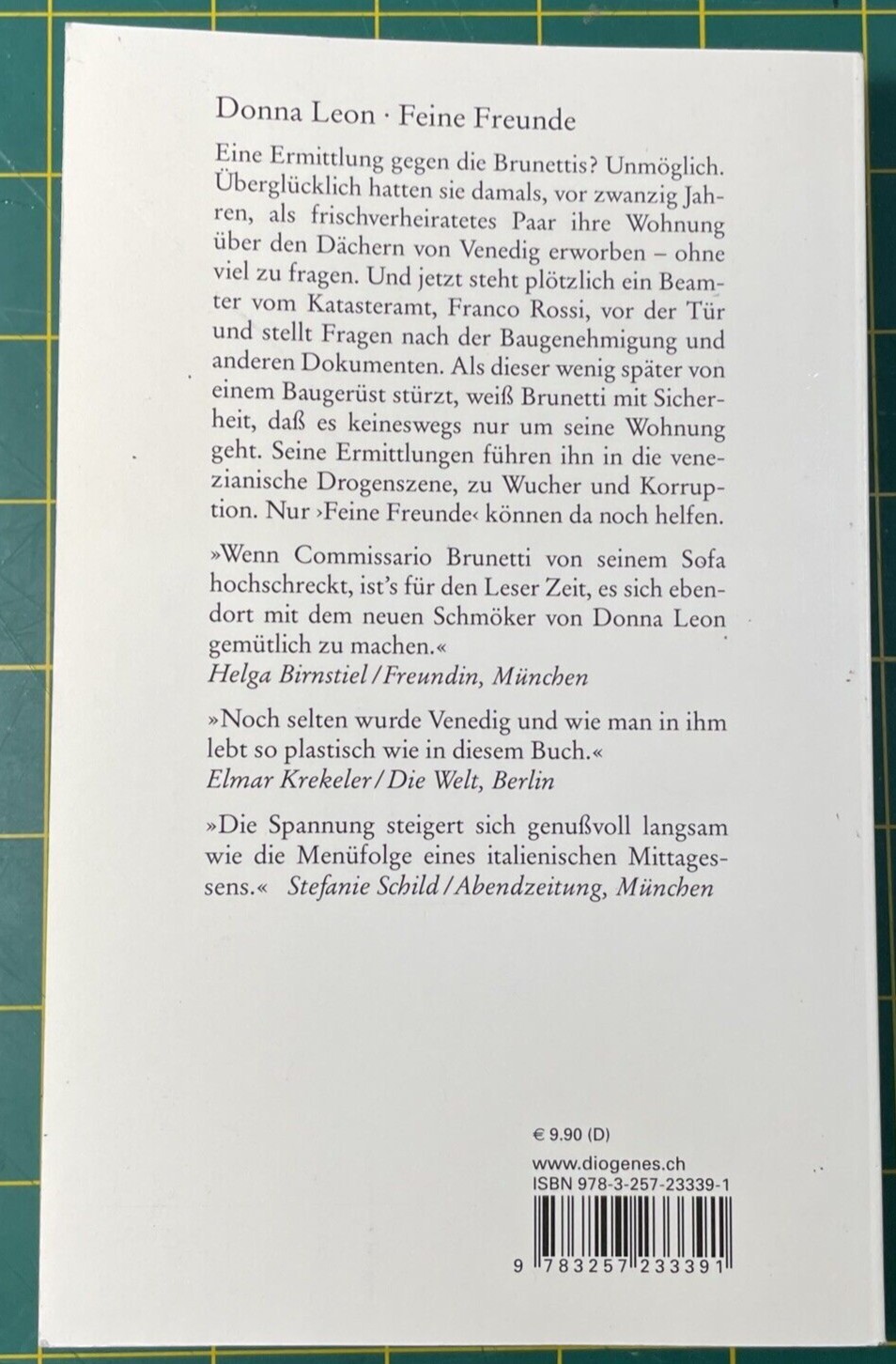 Feine Freunde, Donna Leon, Roman Diogenes, 2002. German PB.