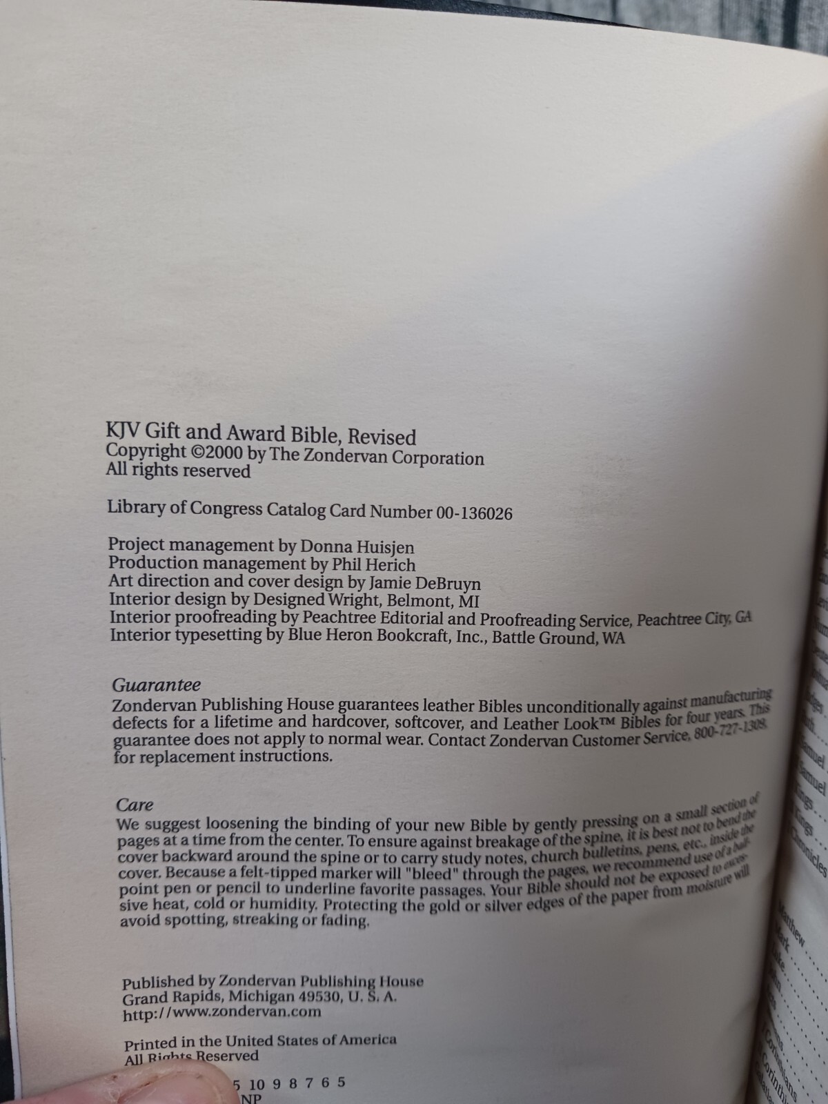 Holy Bible – King James Version – Gift and Award Bible (2000 Red Letter) Pre-Own