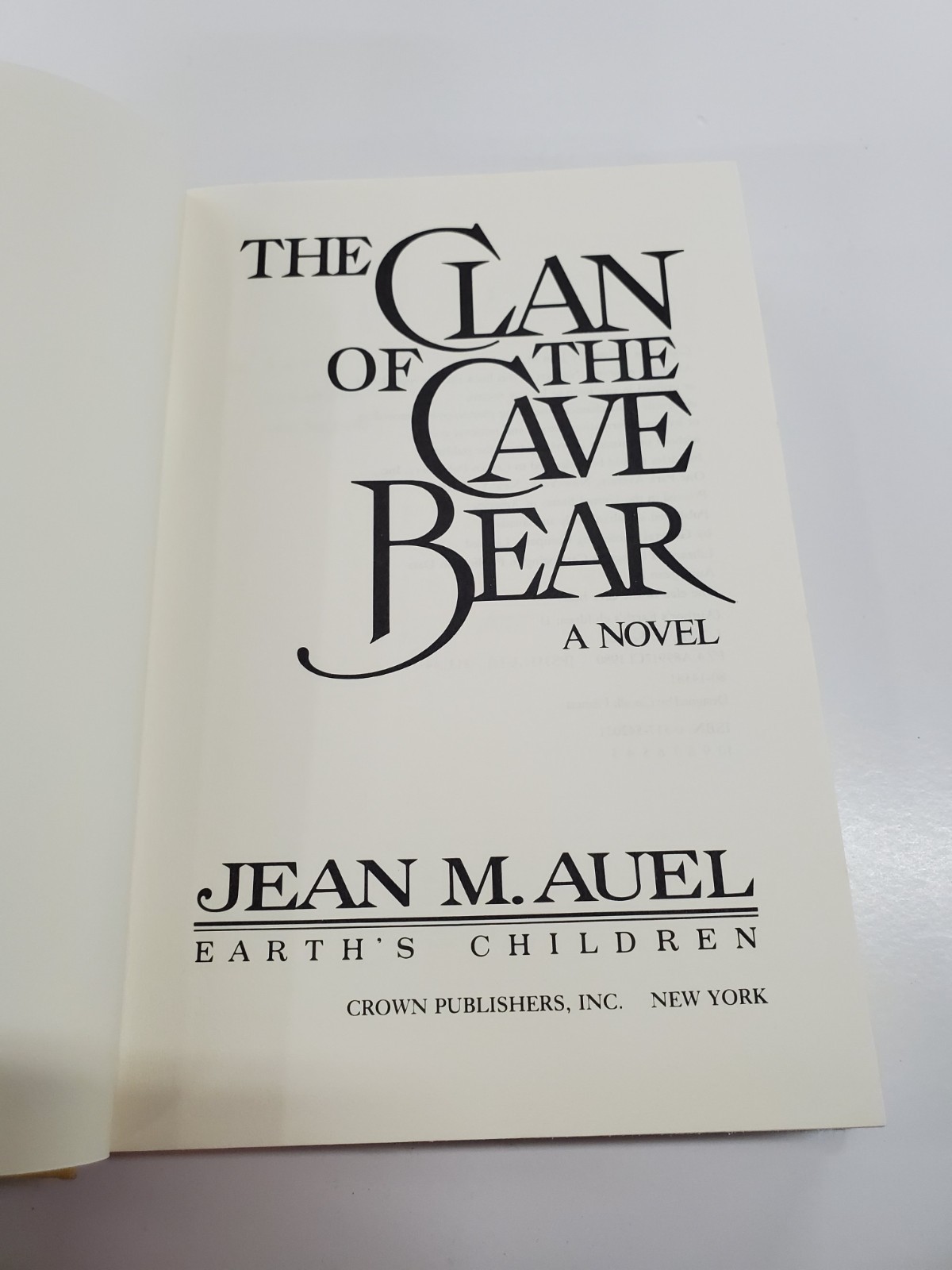 The Clan of the Cave Bear by Jean M Auer (1980, Crown) Vintage Hardcover