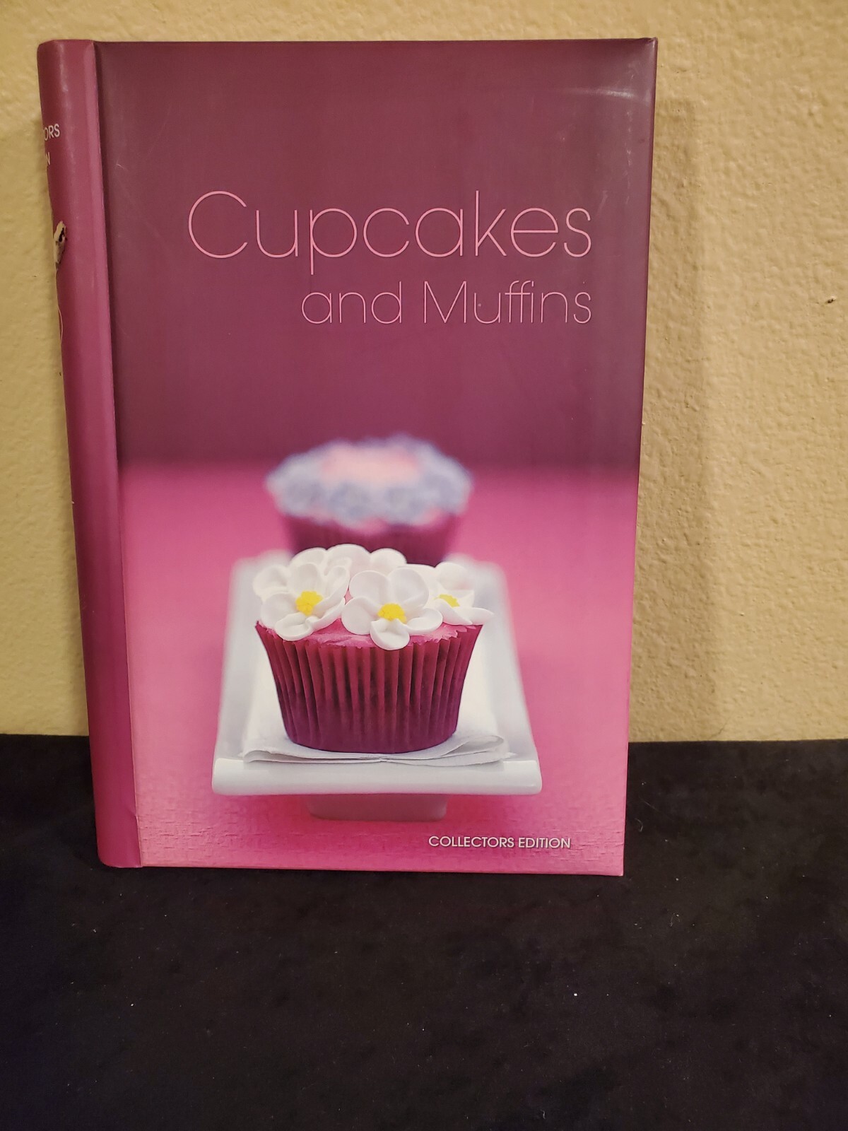 Cupcakes And Muffins Collectors Edition Padded Hard Cover 191 Pages Very Clean