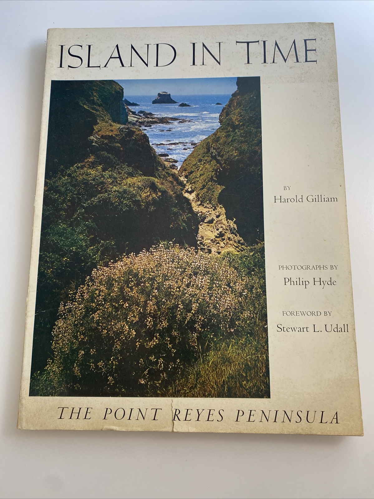 Gilliam, Harold. Island in Time. The Point Reyes Peninsula Illustrated abr