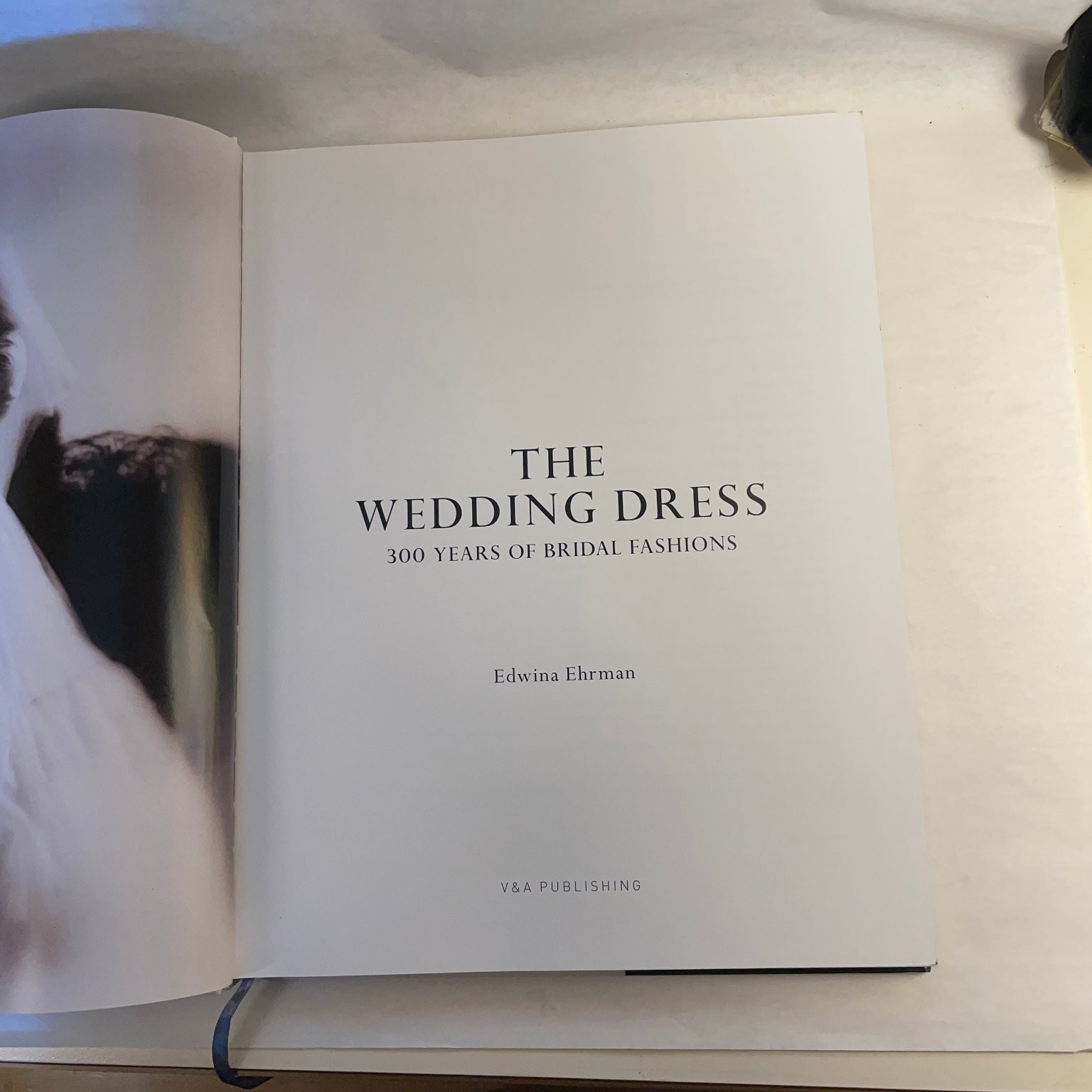 The Wedding Dress 300 Years Bridal Fashions Edwina Ehrman 2011 First Edition V&A