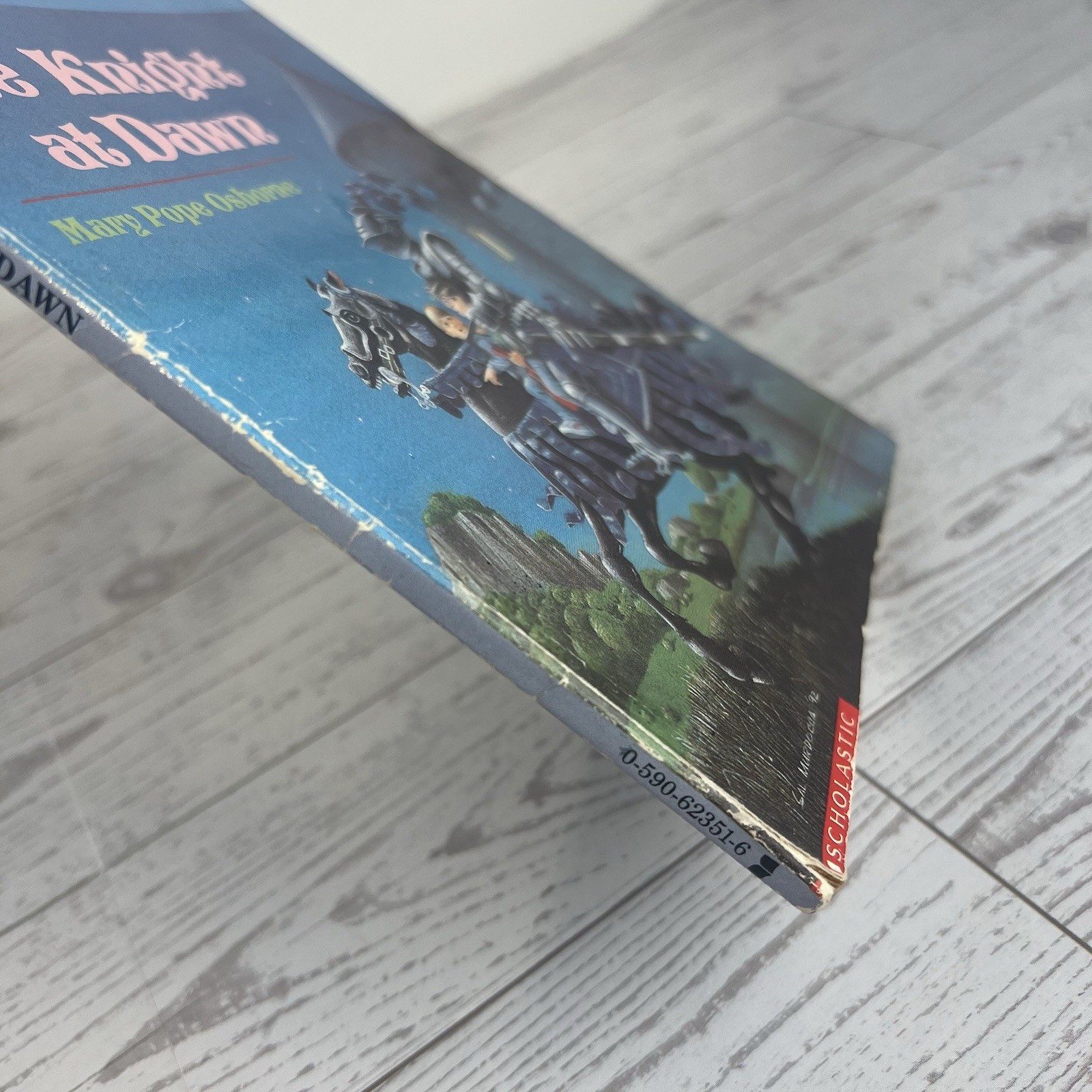 THE KNIGHT AT DAWN (MAGIC TREE HOUSE #2) MARY POPE OSBORNE SCHOLASTIC, INC. D1
