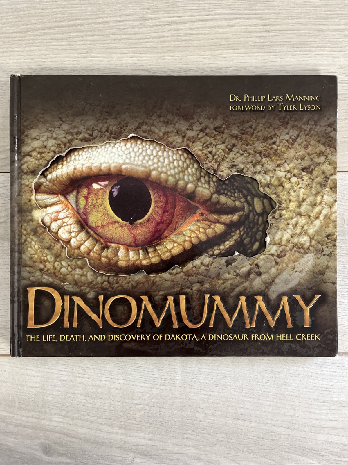 Dinomummy : The Life, Death and Discovery of Dakota, a Dinosaur from Hell Creek