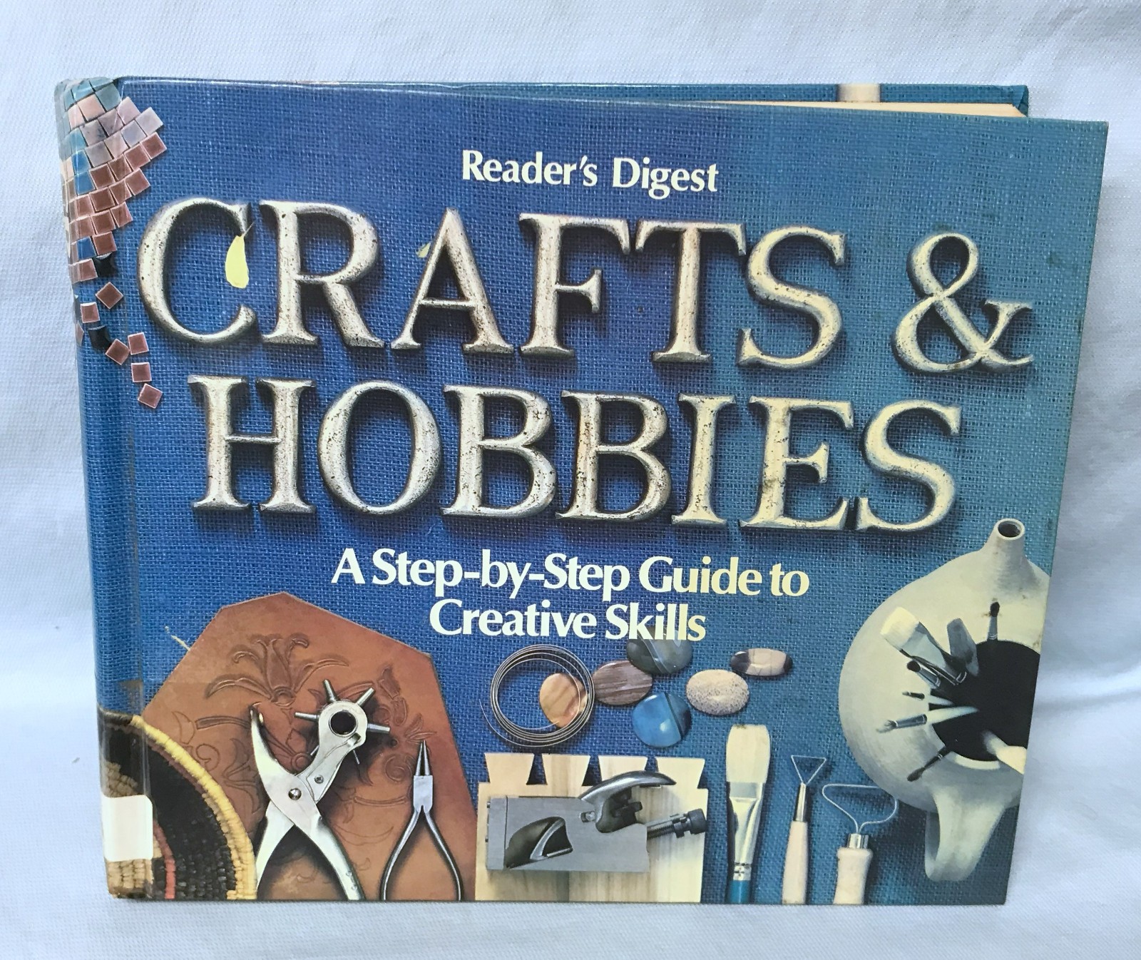 BOOK: ‘CRAFTS & HOBBIES’ Reader’s Digest 1979 Illustrated 456 pg Textbook (A1)