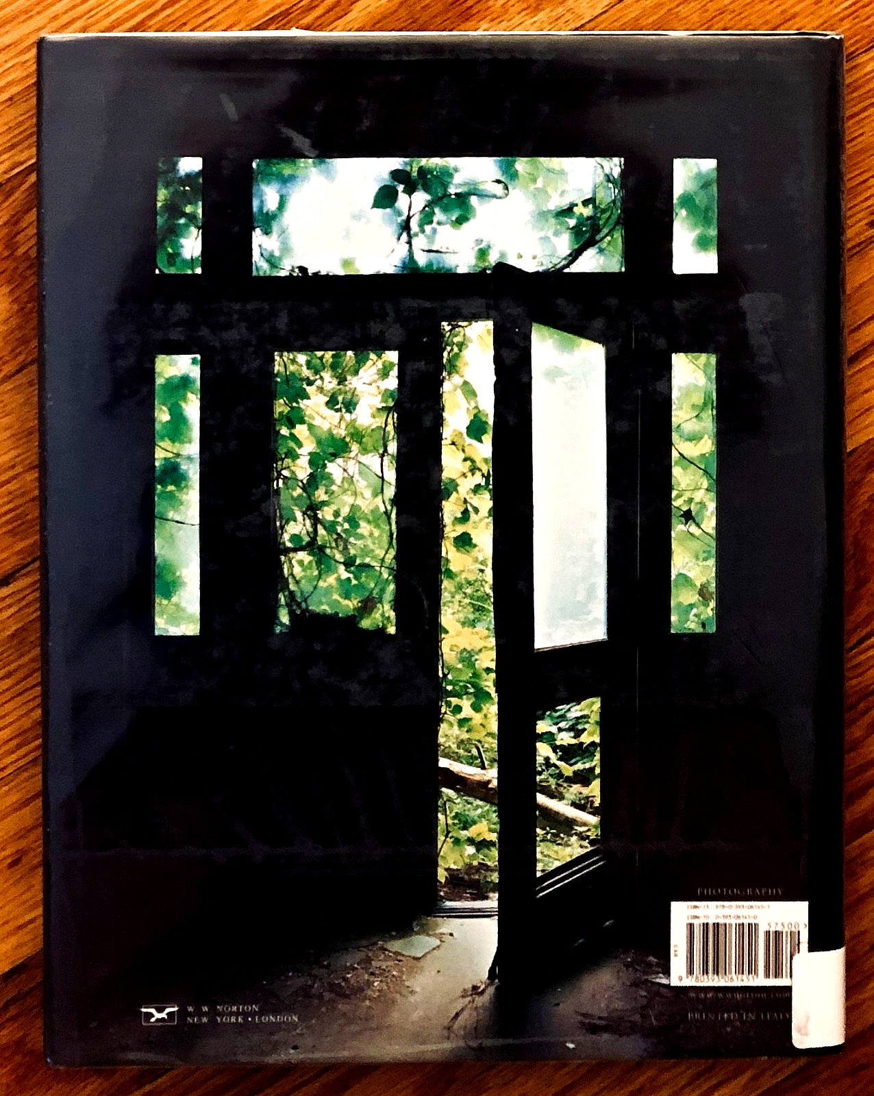 ELLIS ISLAND: GHOSTS OF FREEDOM—STEPHEN WILKES—HARDCOVER/DJ—140 PAGES—EX LIBRARY