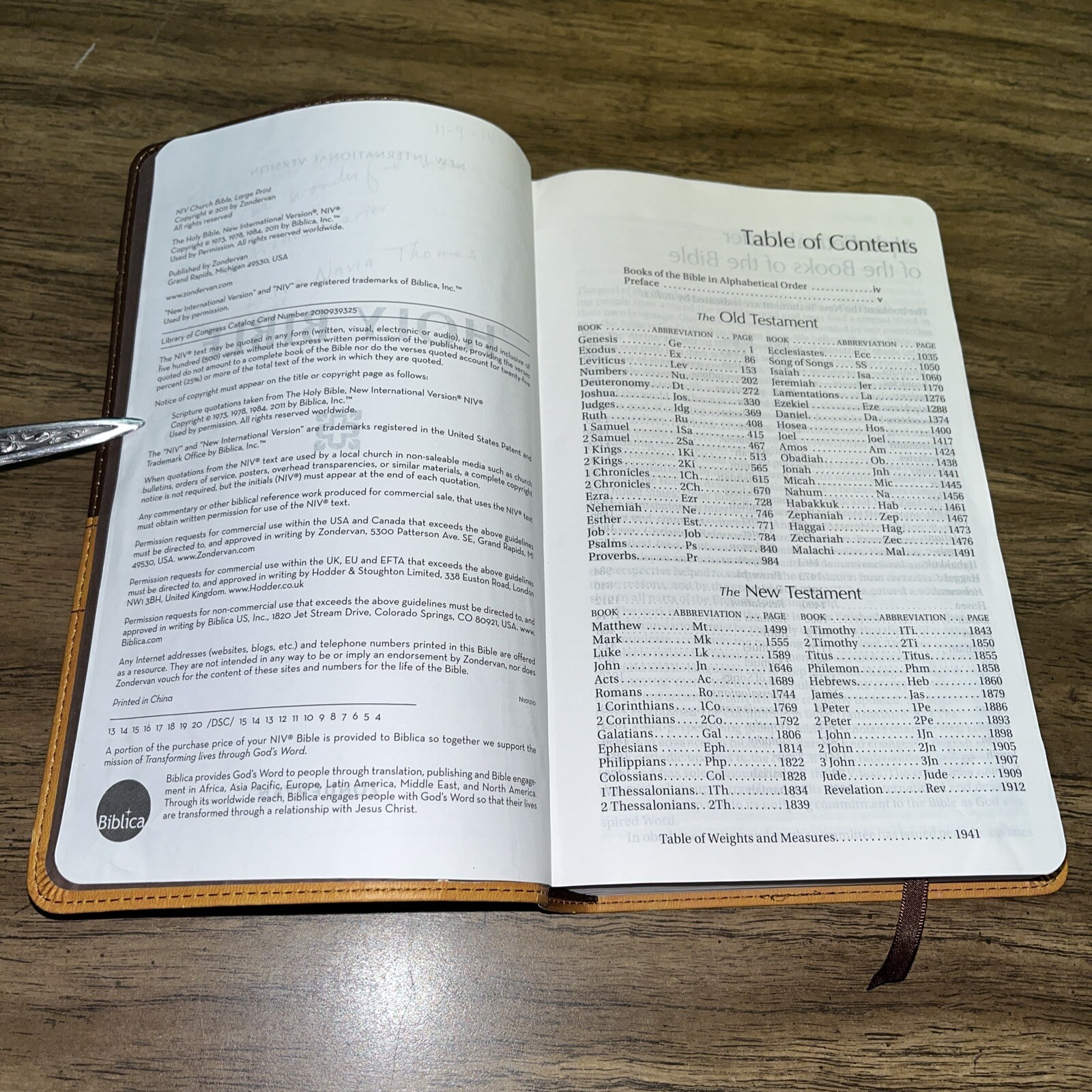 LARGE PRINT Zondervan NIV Church Bible 2011 Italian Duo-Tone Brown / Tan CLEAN