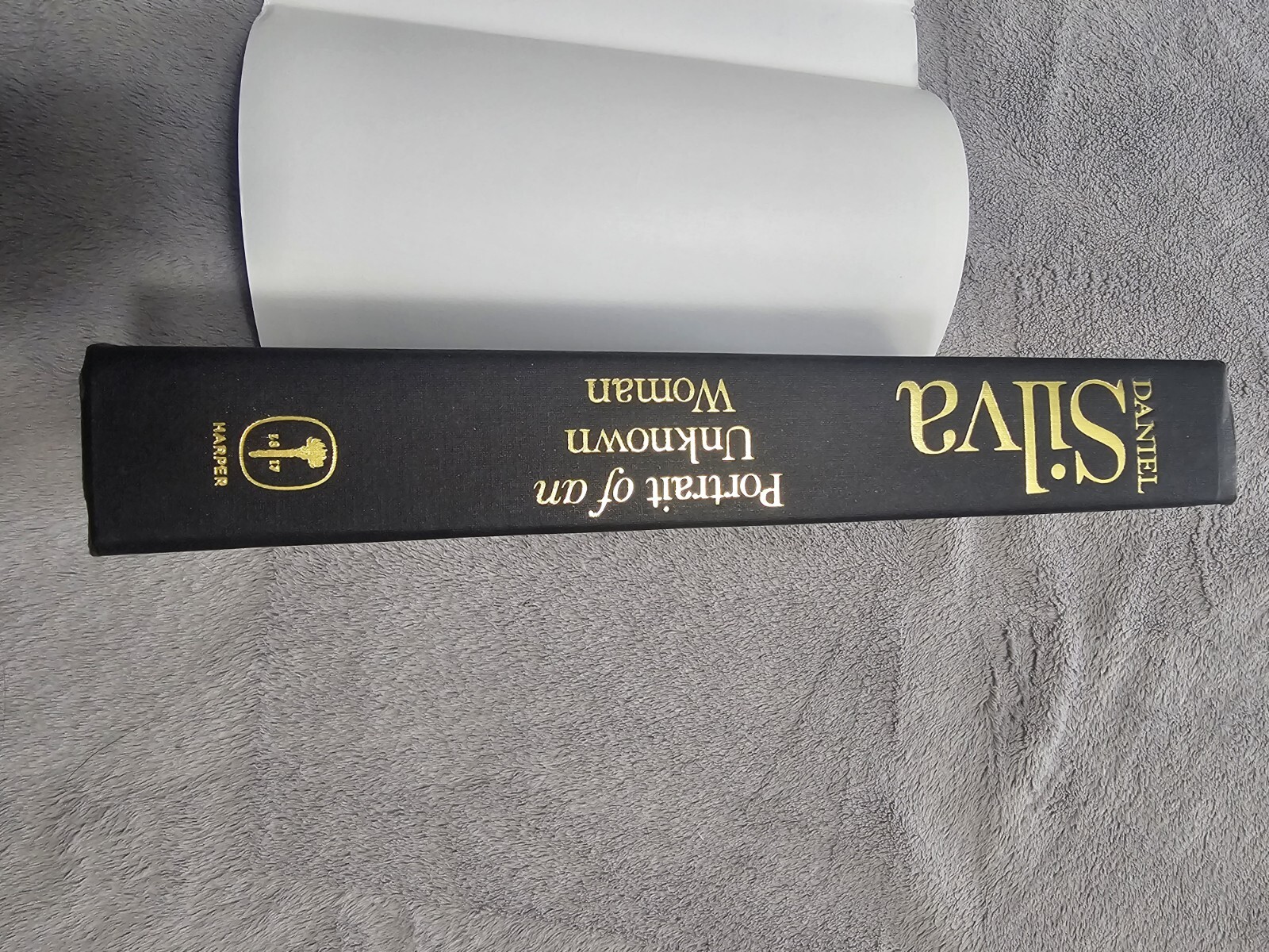 Portrait of an Unknown Woman: A Novel – Hardcover By Silva, Daniel – VERY GOOD