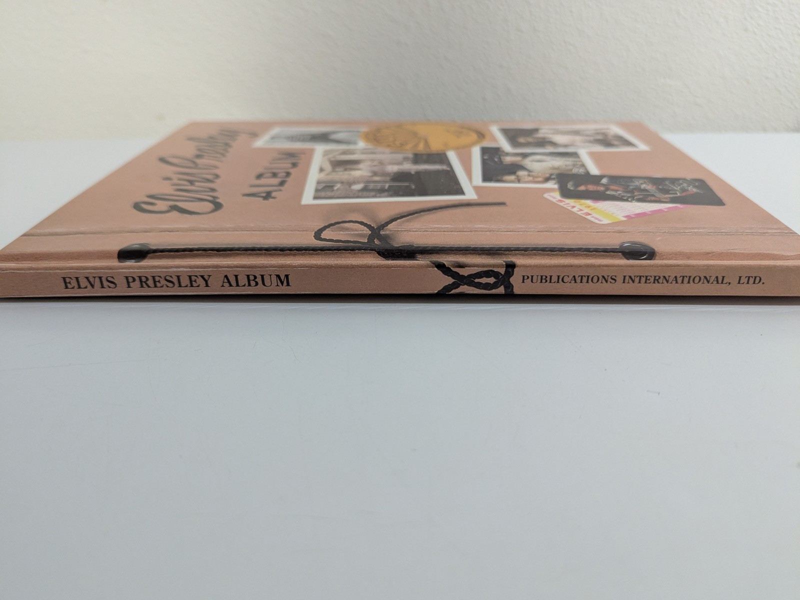 1998 ELVIS PRESLEY Album Hardcover Book 92 Pages History from 50’s 60’s & 70’s