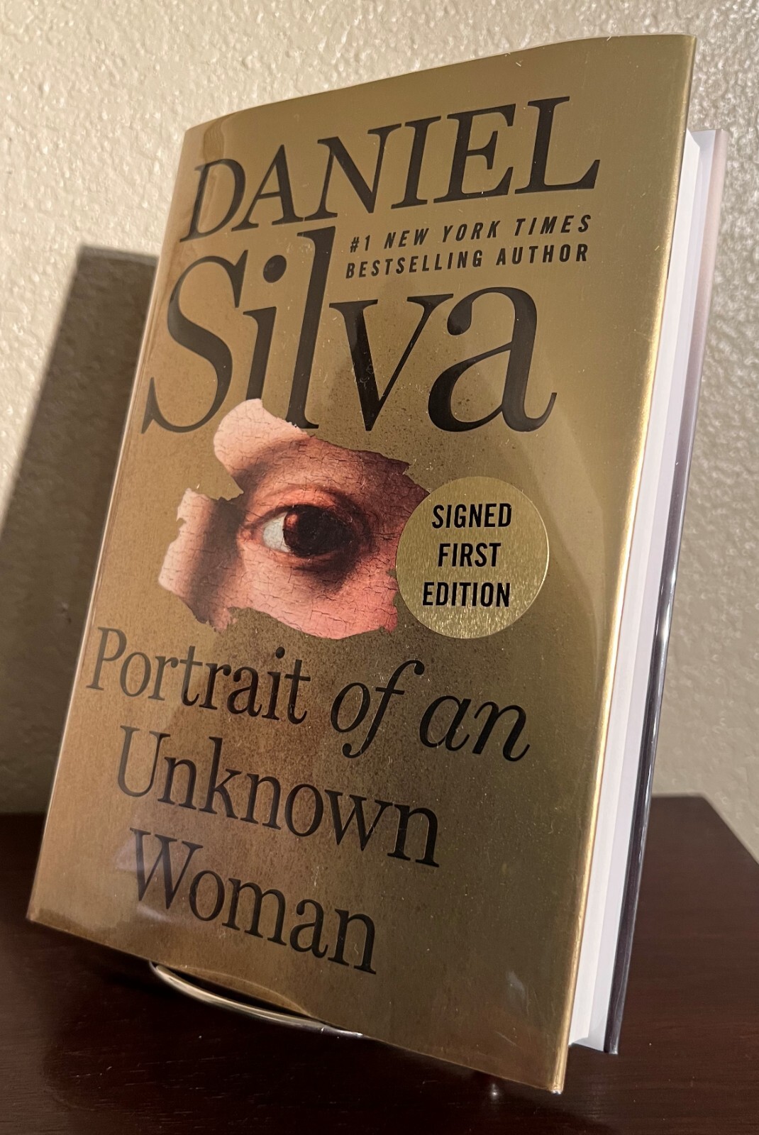 SIGNED ~ PORTRAIT OF AN UNKNOWN WOMAN by Daniel Silva (2022, Hardcover) 1st/1st