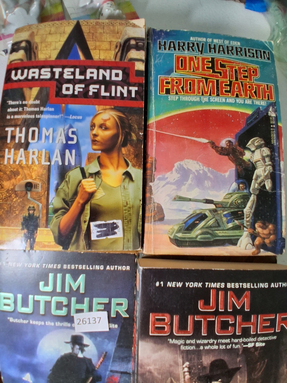 Lot of 10 Science Fiction/Fantasy PAPERBACK Books 26137 bc22