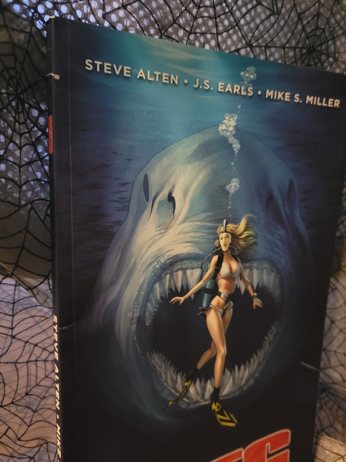 The Meg Graphic Novel Steve Alten Rare TPB Comic Book Megalodon 2019 BLACKLIST