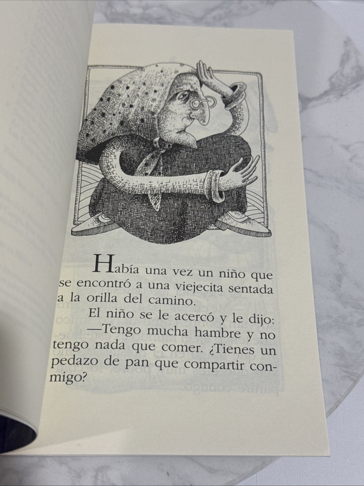 RARE El Medio Pollito by Rosario Ferre paperback 28 Pages m1