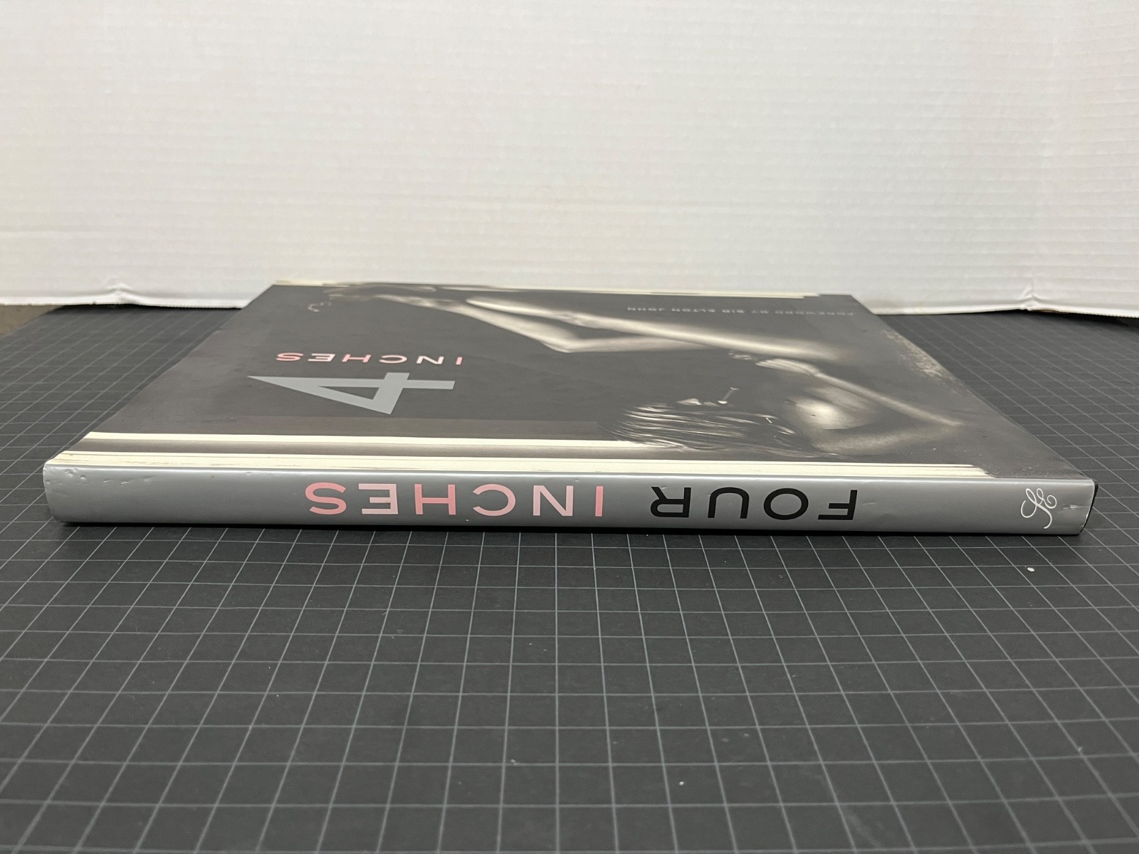 4 Inches by Sir Elton John & Foreword Jimmy Choo – Photos Celebrities 1st Editio